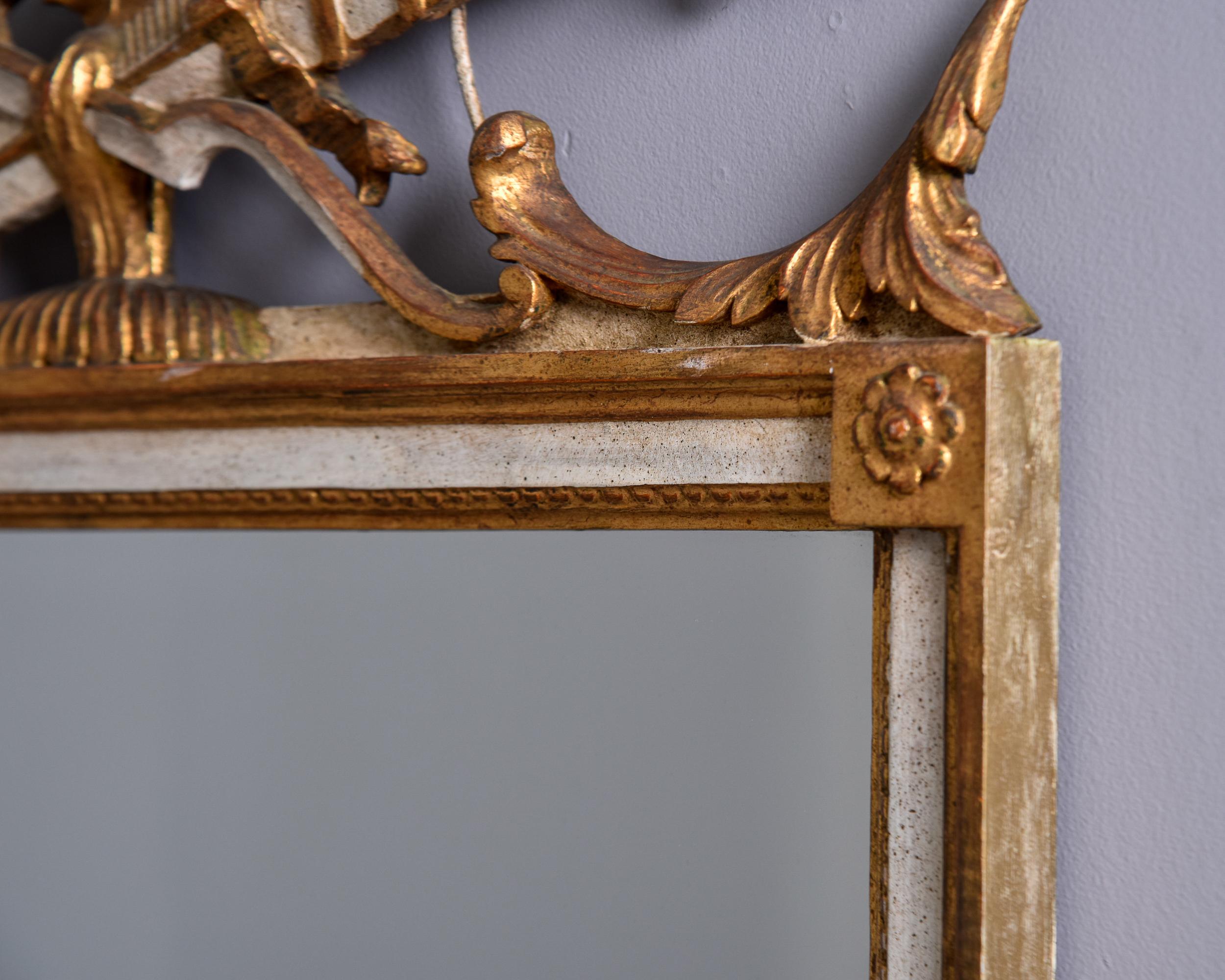 Vieux Miroir encadré en bois doré avec crête fantaisie en vente 4