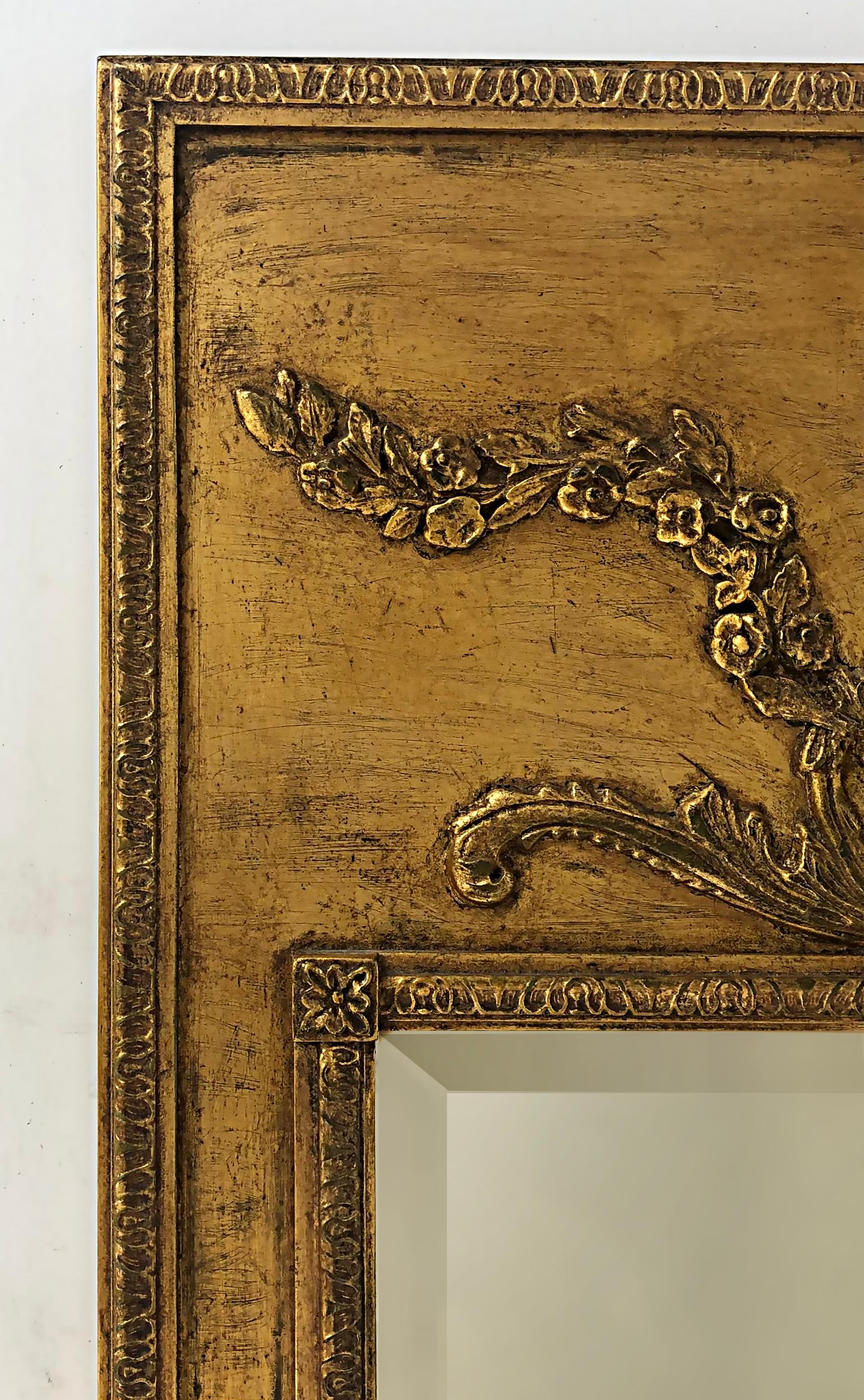 Vieux miroir biseauté de cheminée en bois doré, style français.

Nous proposons à la vente un élégant miroir de cheminée en bois doré de style français orné d'un motif de cartouche dans le haut. Le miroir lui-même est biseauté et le cadre est