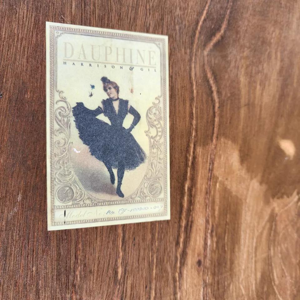Specchio d'epoca in legno dorato di Harrison & Gil in vendita 10