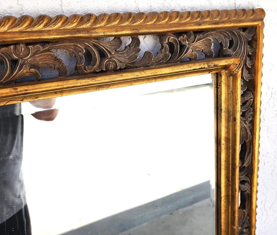 Specchio d'epoca in legno dorato di Harrison & Gil in vendita 1