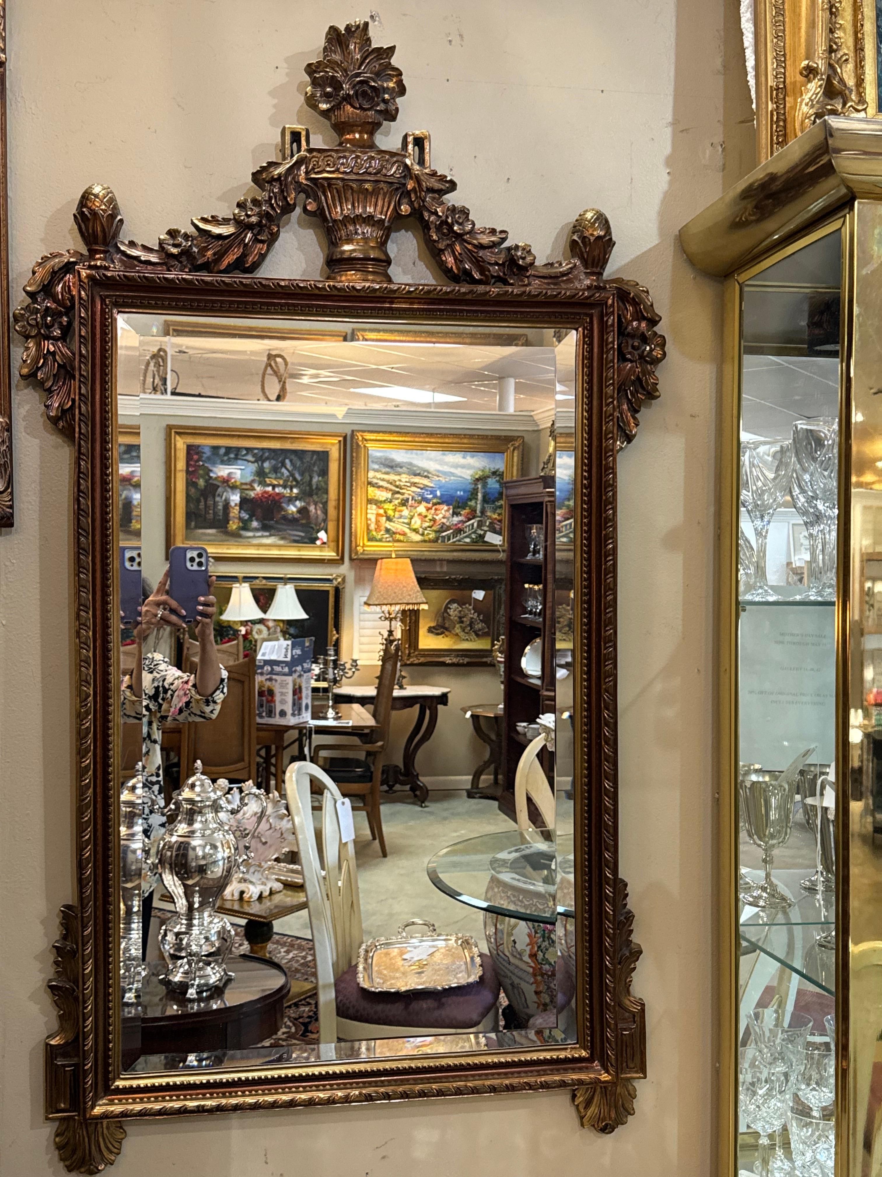 Splendido specchio trapuntato, in ottimo stato, realizzato dall'azienda Carina 
- STORIA
Gli specchi in legno dorato, in particolare quelli in stile Luigi XV, erano oggetti molto apprezzati dalle famiglie aristocratiche. Il processo di doratura