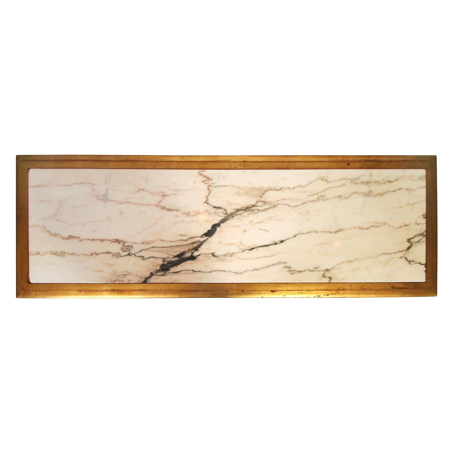 Table basse vintage en bois doré avec plateau en marbre Bon état - En vente à Locust Valley, NY
