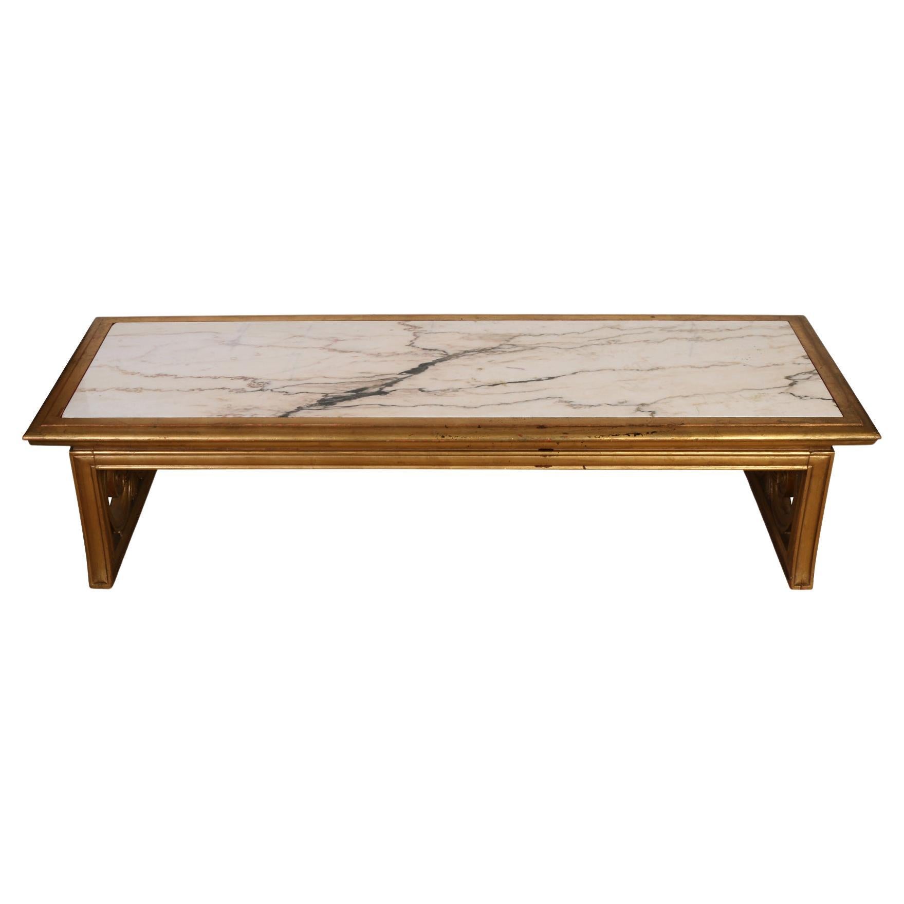 Table basse vintage en bois doré avec plateau en marbre en vente