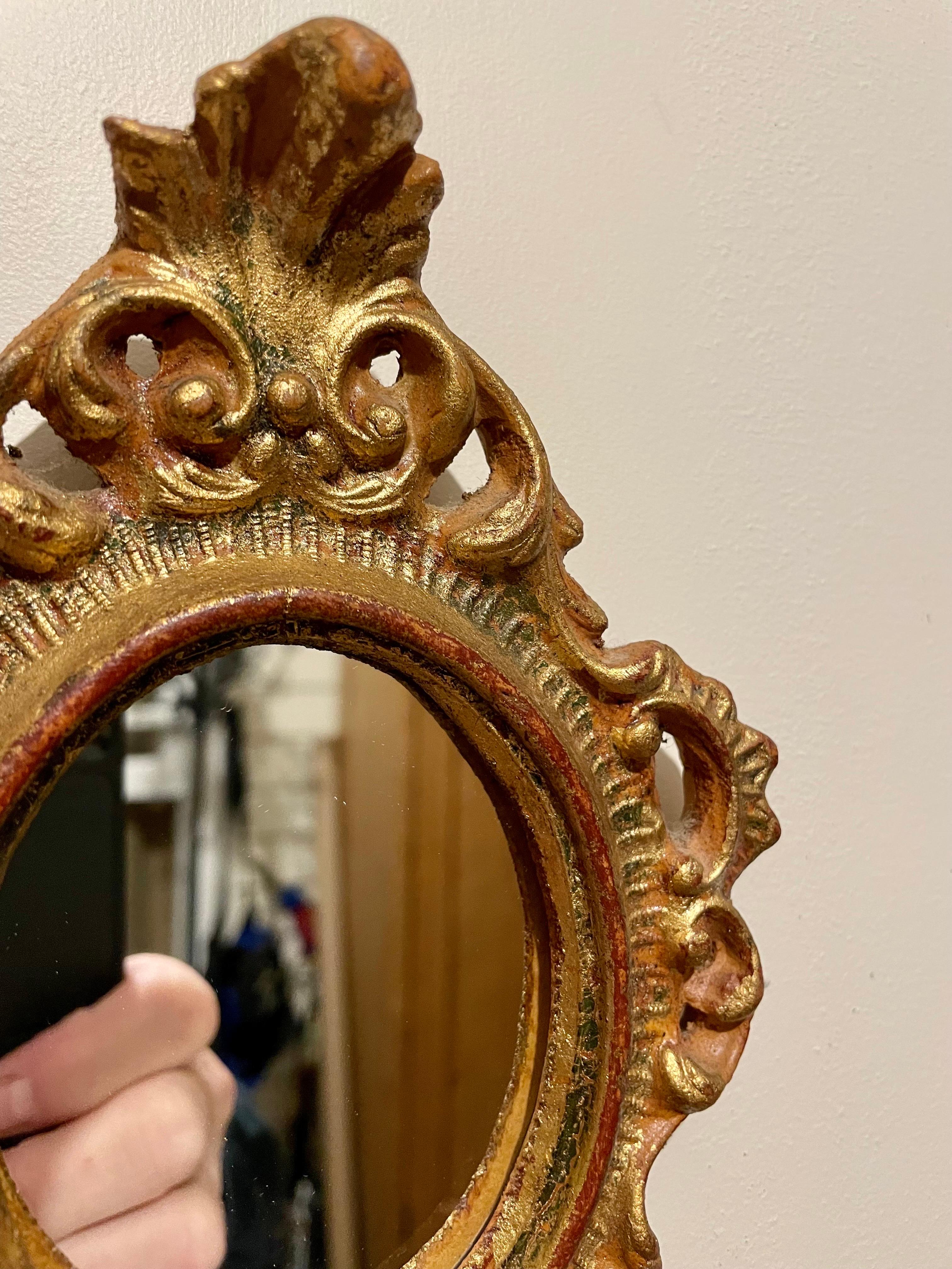 Superbe miroir Florentine italien en bois doré de style Hollywood Regency. Bon état avec un miroir récemment remplacé. Mesure 8,5