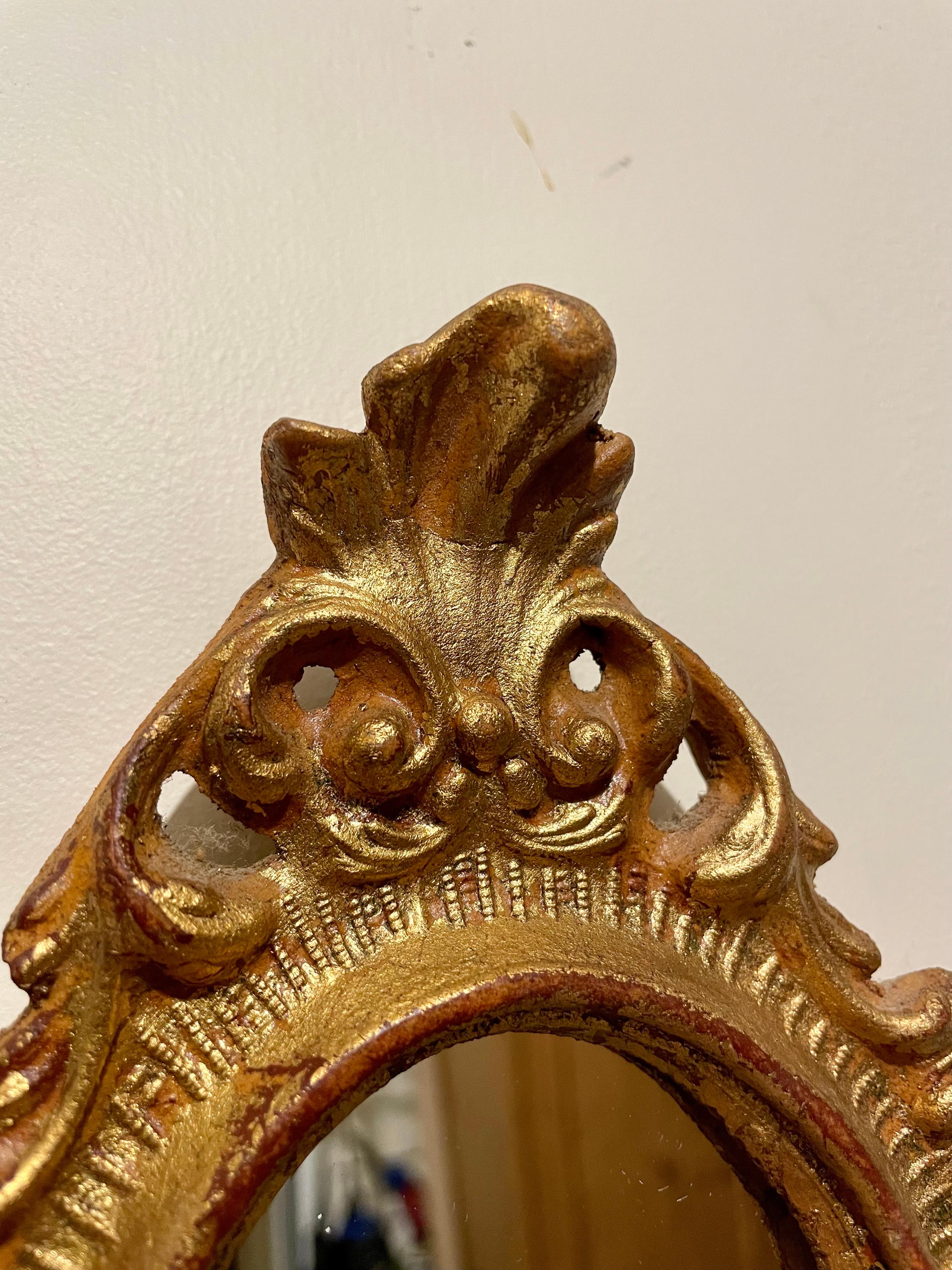 Superbe miroir Florentine italien en bois doré de style Hollywood Regency. Bon état avec un miroir récemment remplacé. Mesure 8,5