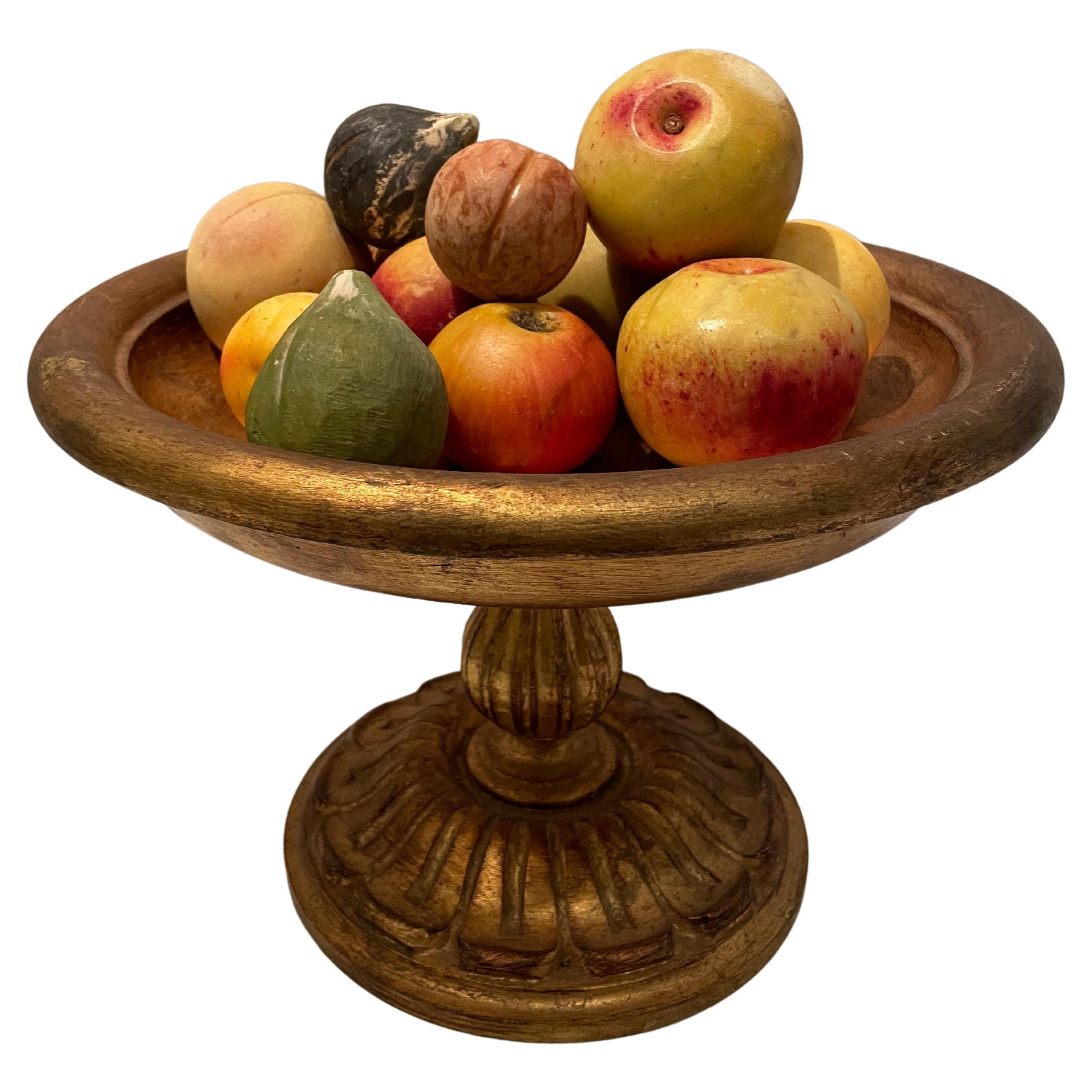 Italienische Tazza-Schale aus vergoldetem Holz im Vintage-Stil mit dekorativem Obst aus Stein