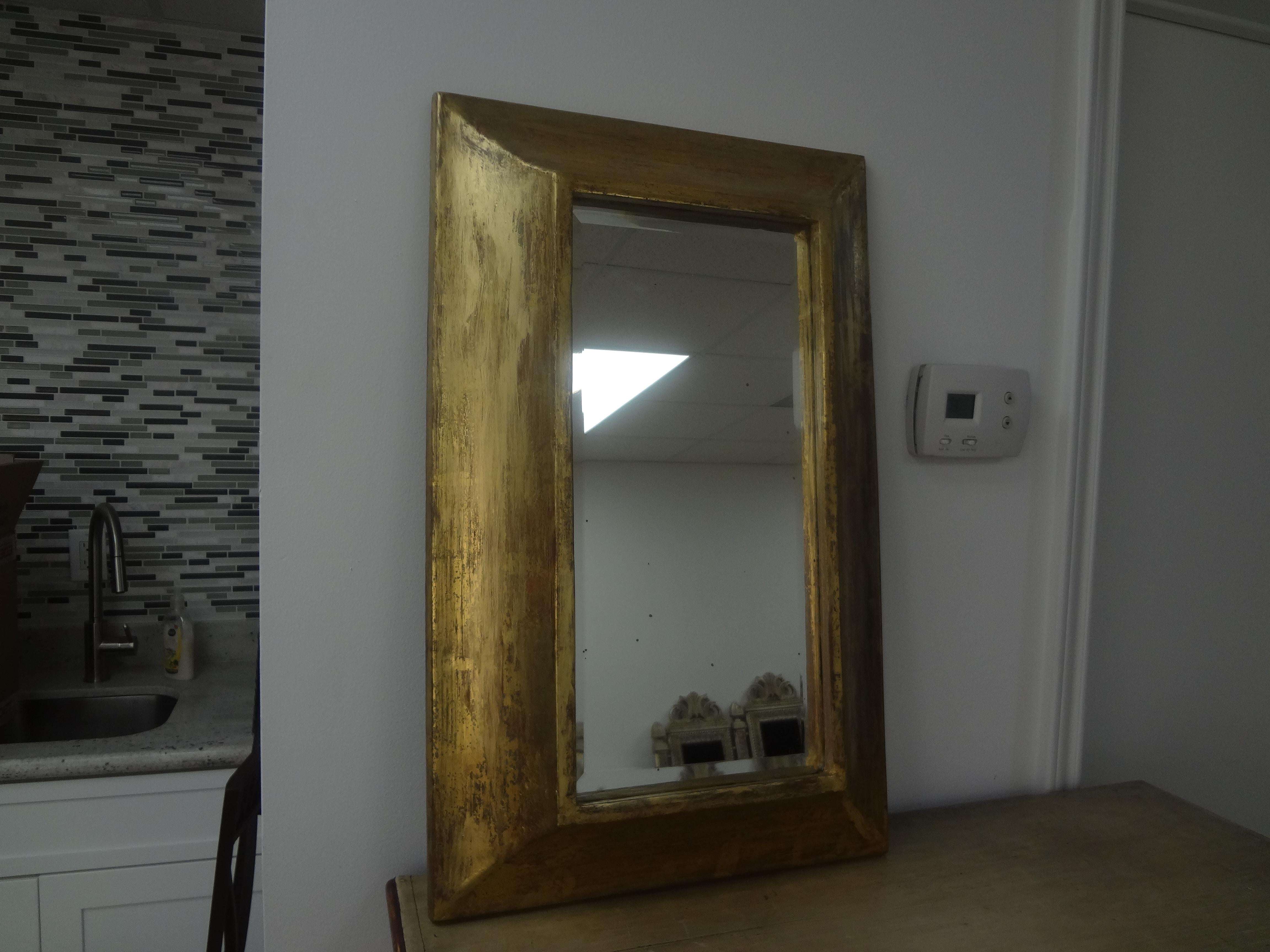 Spiegel aus vergoldetem Holz im Vintage-Stil. Dieser vergoldete Spiegel, der wahrscheinlich aus Italien stammt, hat einen tiefen Rahmen, der ihm eine dreidimensionale Wirkung verleiht.
Er würde sich gut in einem Badezimmer oder in einer Gruppe mit