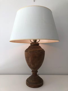 Vieille lampe de table Urne en bois dor