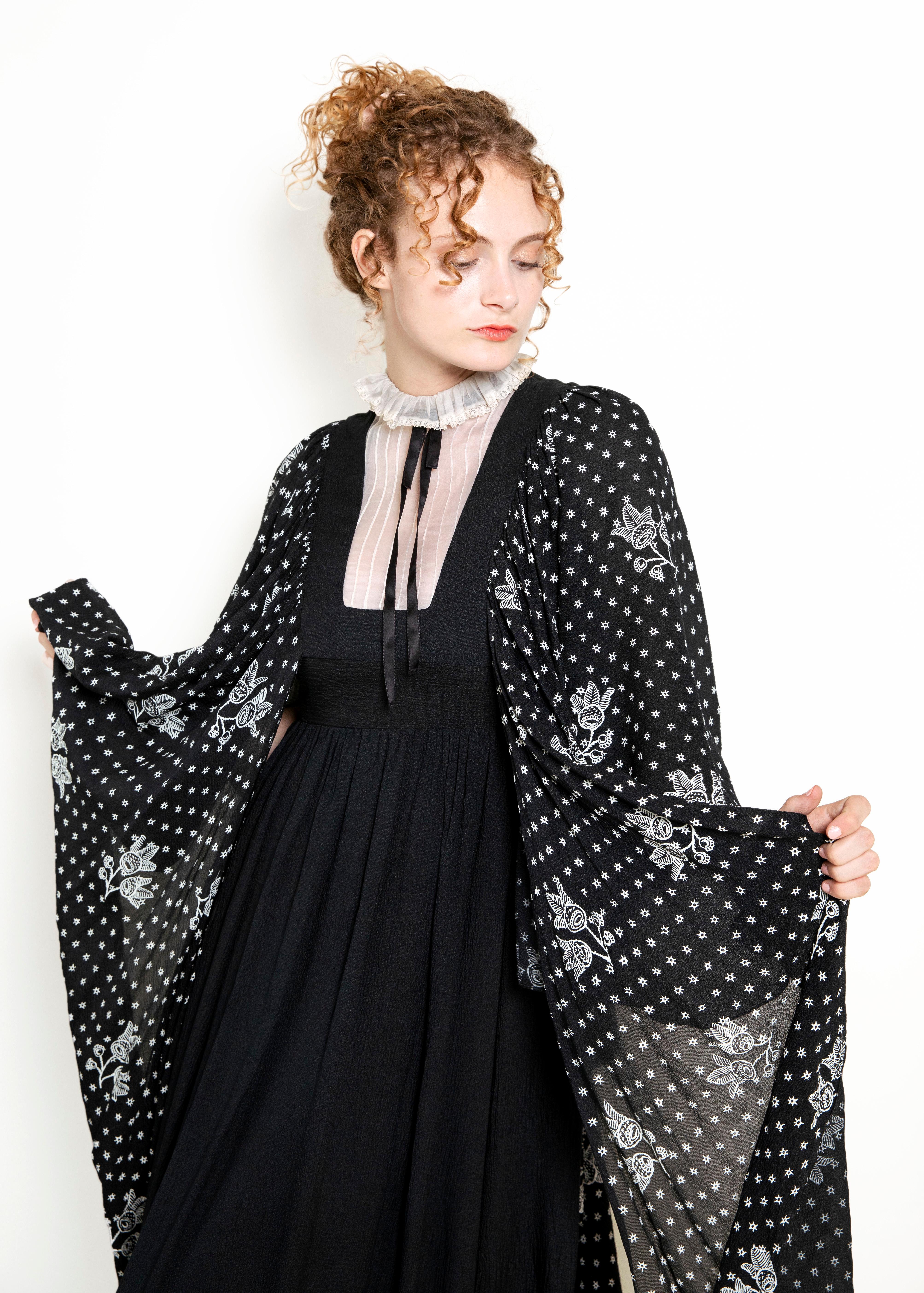 Noir Robe vintage Gina Fratini à manches ange des années 1970 en vente