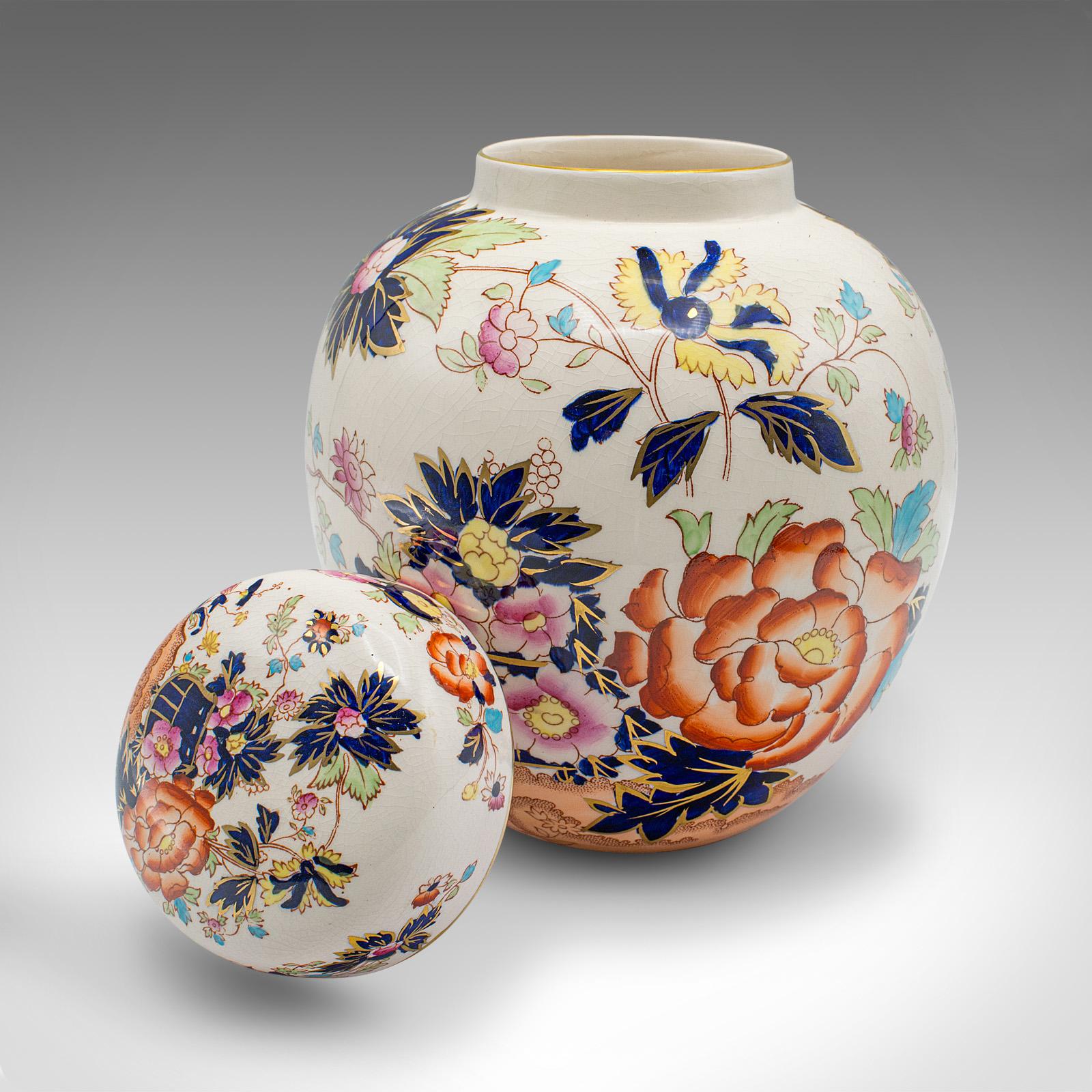 Il s'agit d'un pot de gingembre vintage. Urne à épices décorative en céramique anglaise, datant du début du 20e siècle, vers 1930.

Exemple attrayant du modèle Mandalay, avec de bonnes proportions
Présentant une patine d'usage désirable et en bon