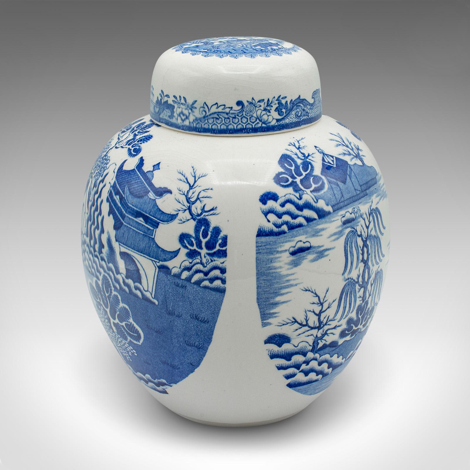 20ième siècle Pot à gingembre vintage anglais, céramique, urne à pointes décoratives, bleu et blanc, 1970 en vente