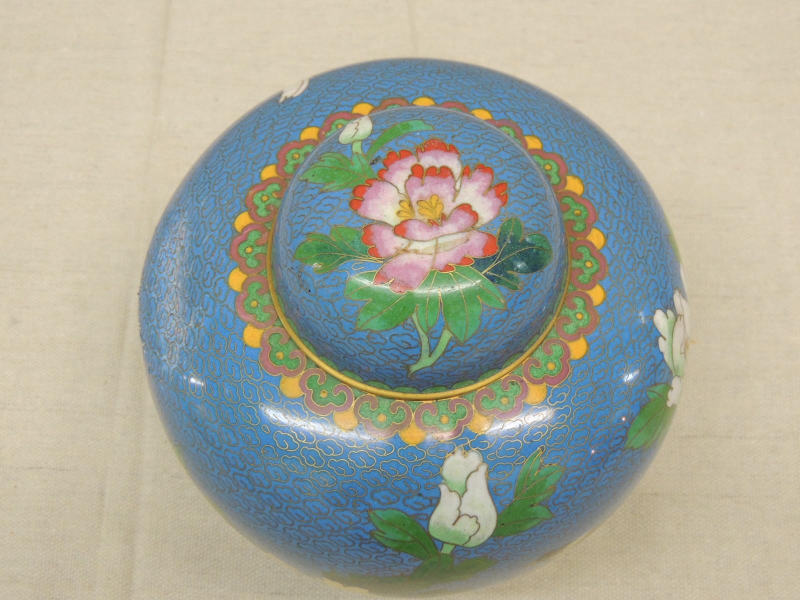 Vintage Ginger Jar shaped cloisonné vase with lid
Crackled surface depicting water lilies on one side and chrysanthemums on the other side. Small dent on the side: Sold as is. (See last picture to consider.) Otherwise an amazing collectible item.