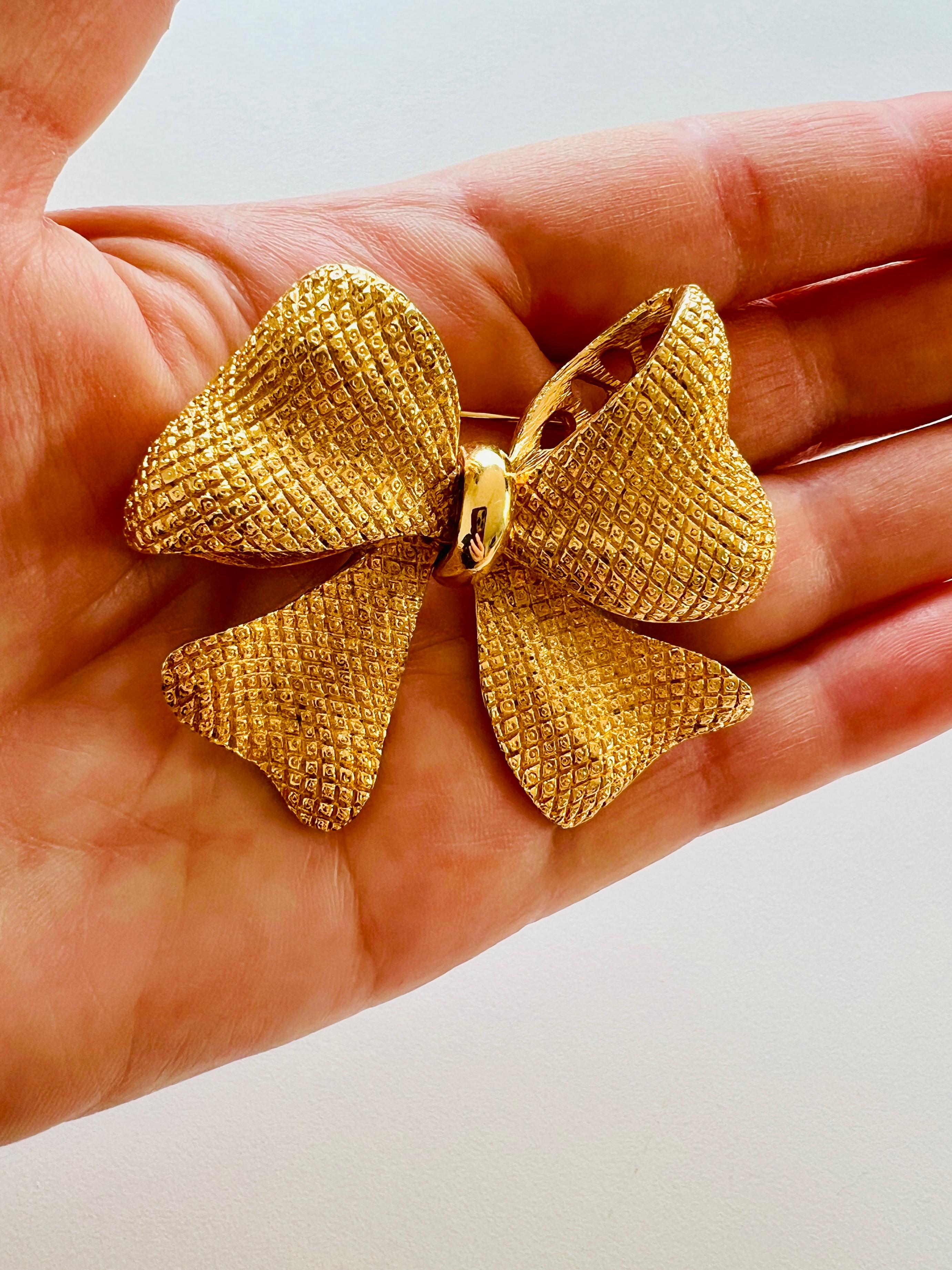 Vintage Ginnie Johansen Gold Plate Bow Textured Quilted Brooch Pin In Good Condition In Sausalito, CA