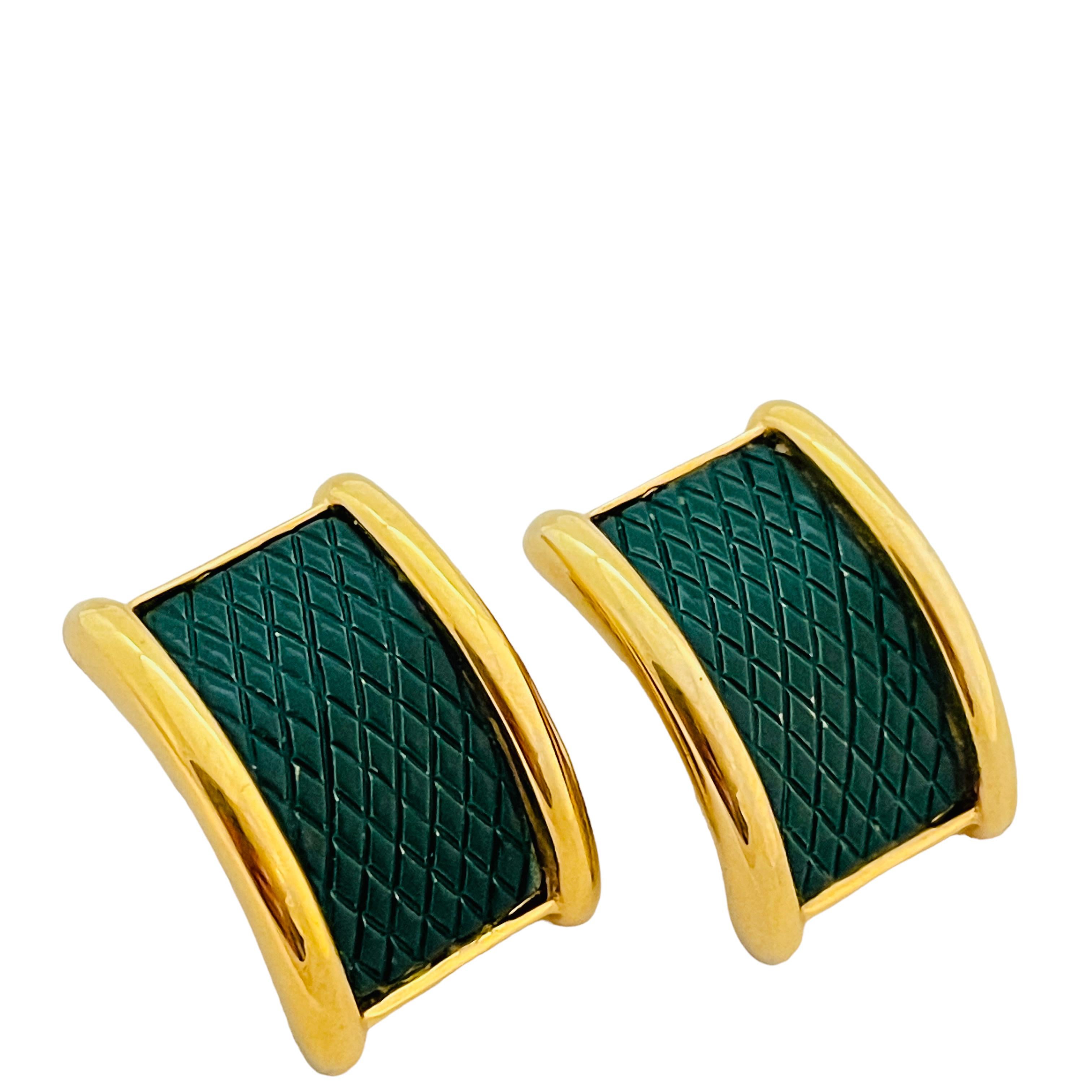 DETAILS

- • unterzeichnet von GINNIE JOHANSSON

- • goldfarben mit Emaille

- • Vintage-Designer-Ohrringe mit Clip

MASSNAHMEN

- • 1,13