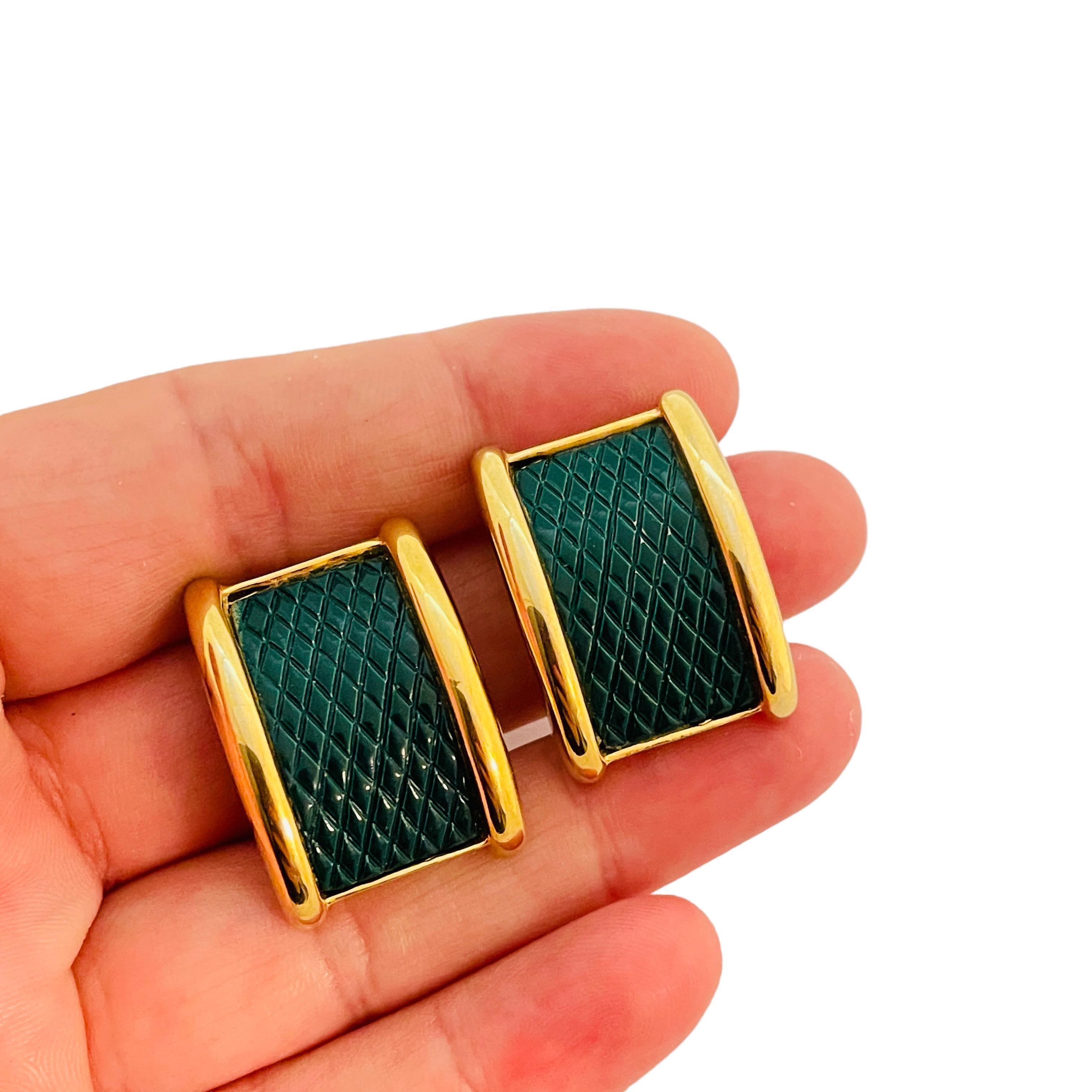GINNIE JOHANSSON Designer-Laufsteg-Ohrclips aus goldener grüner Emaille für Damen oder Herren im Angebot