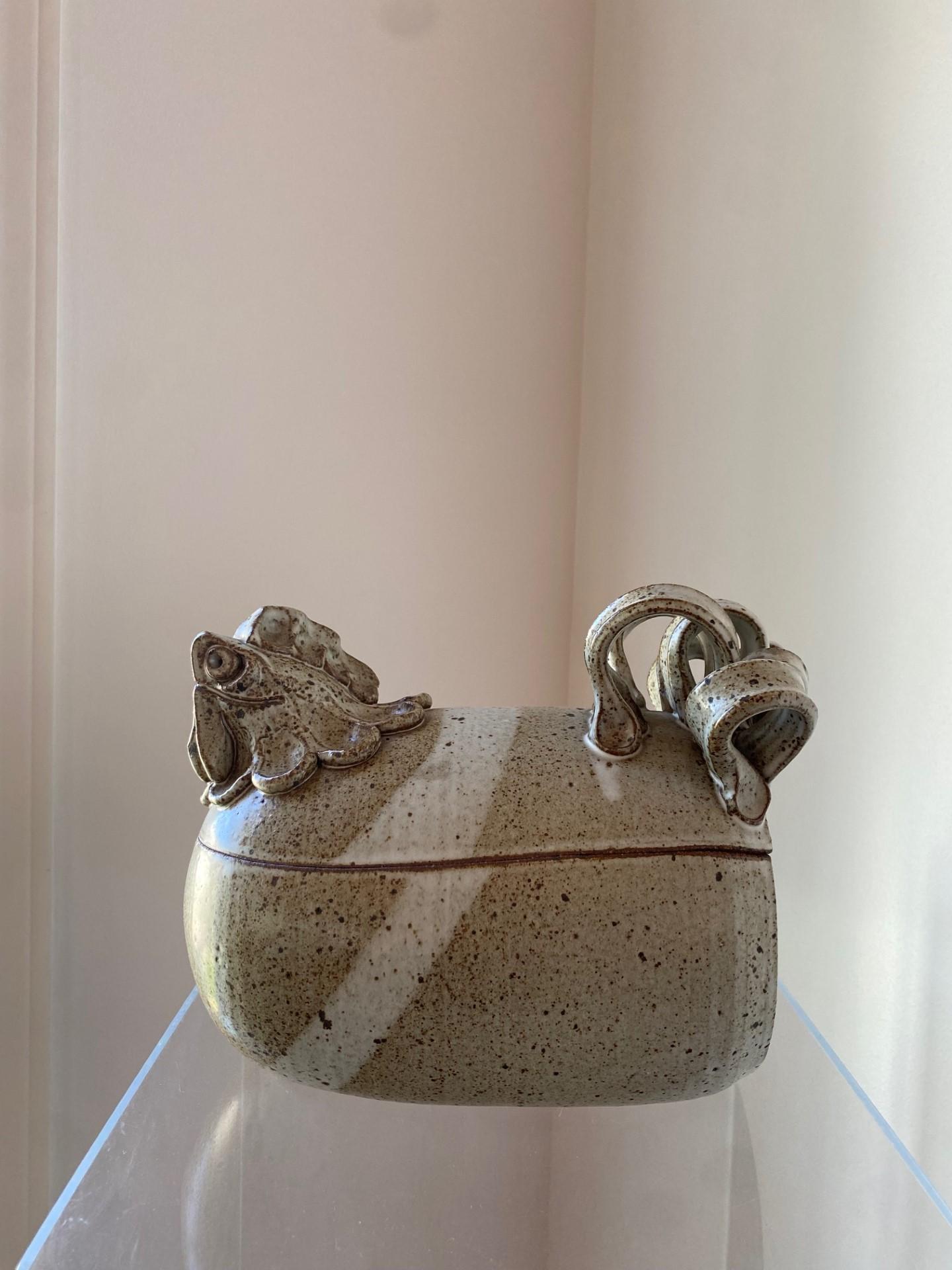 Schöne skulpturale Keramik-Terrine von Anthony Stoneware.  Das 1966 gegründete Paul Anthony Studio für Keramikerzeugnisse strebte danach, funktionelle Keramikwaren von hoher MATERIAL-Integrität, ausgezeichnetem Design und ansprechender Ästhetik