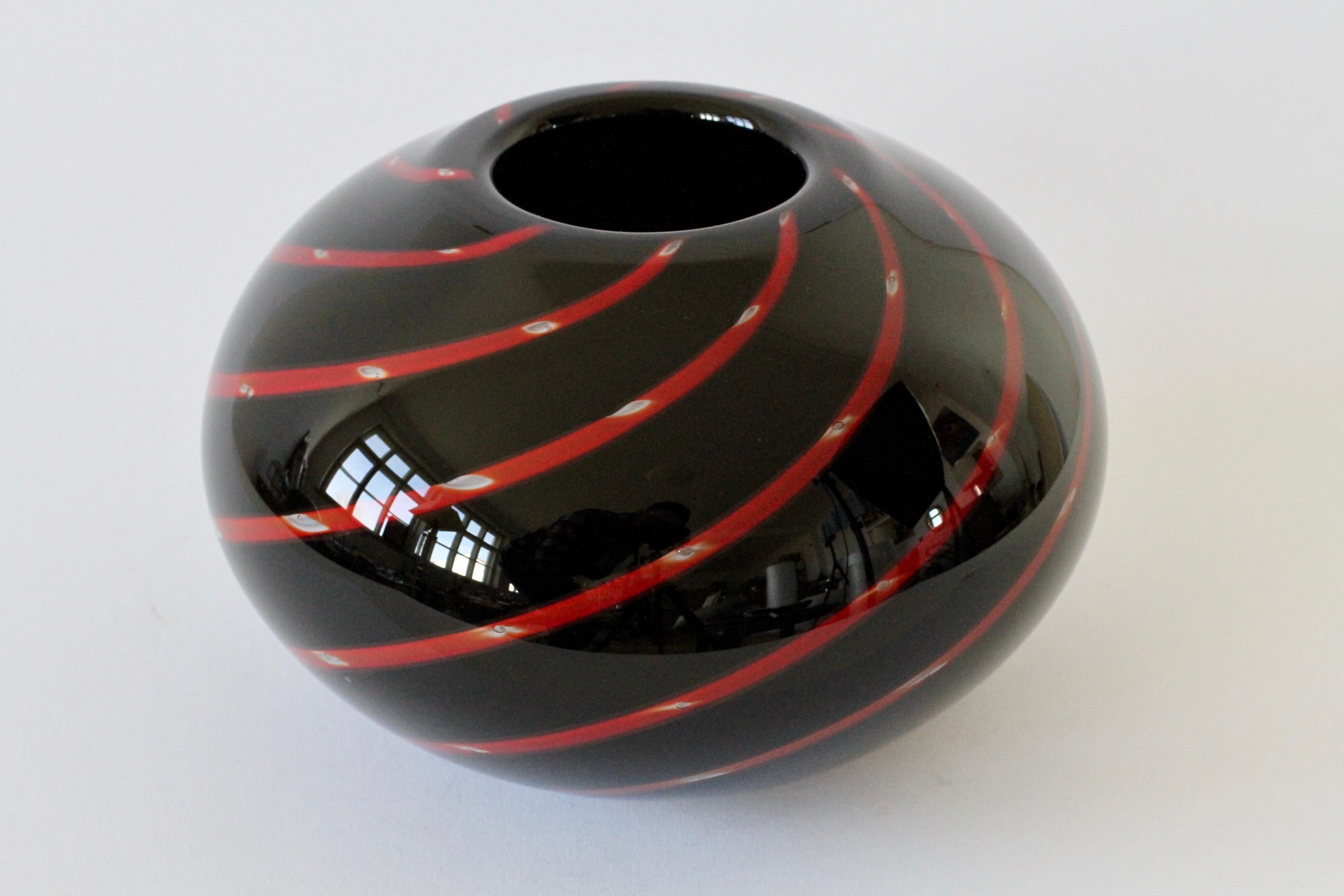 Vintage Gino Cenedese Red and Black Bubble Italian Murano Glass Vase circa 2000s 4
