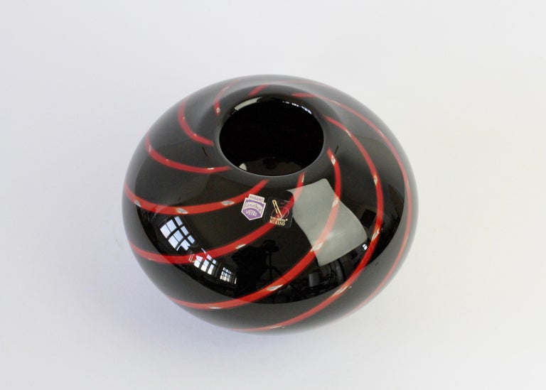 Vintage Gino Cenedese Red and Black Bubble Italian Murano Glass Vase circa 2000s For Sale 6