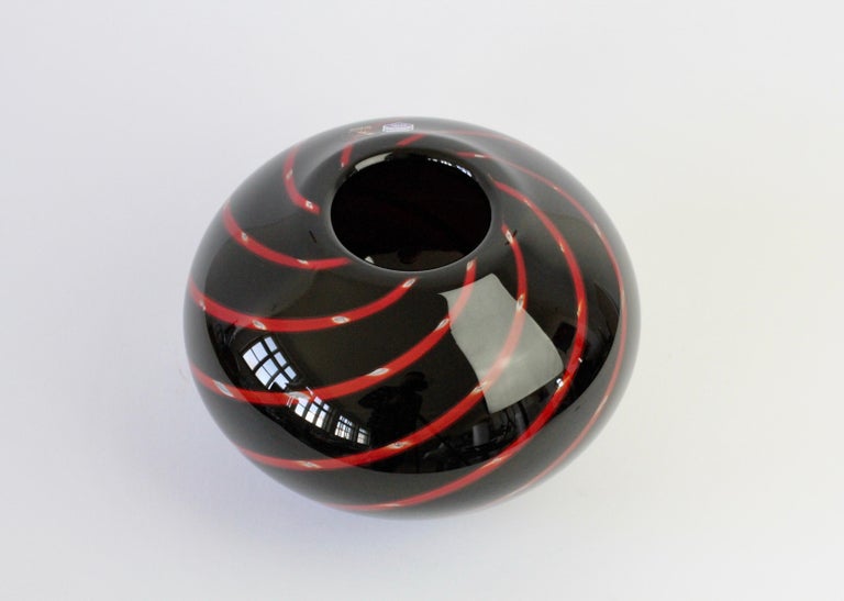 Vintage Gino Cenedese Red and Black Bubble Italian Murano Glass Vase circa 2000s For Sale 8