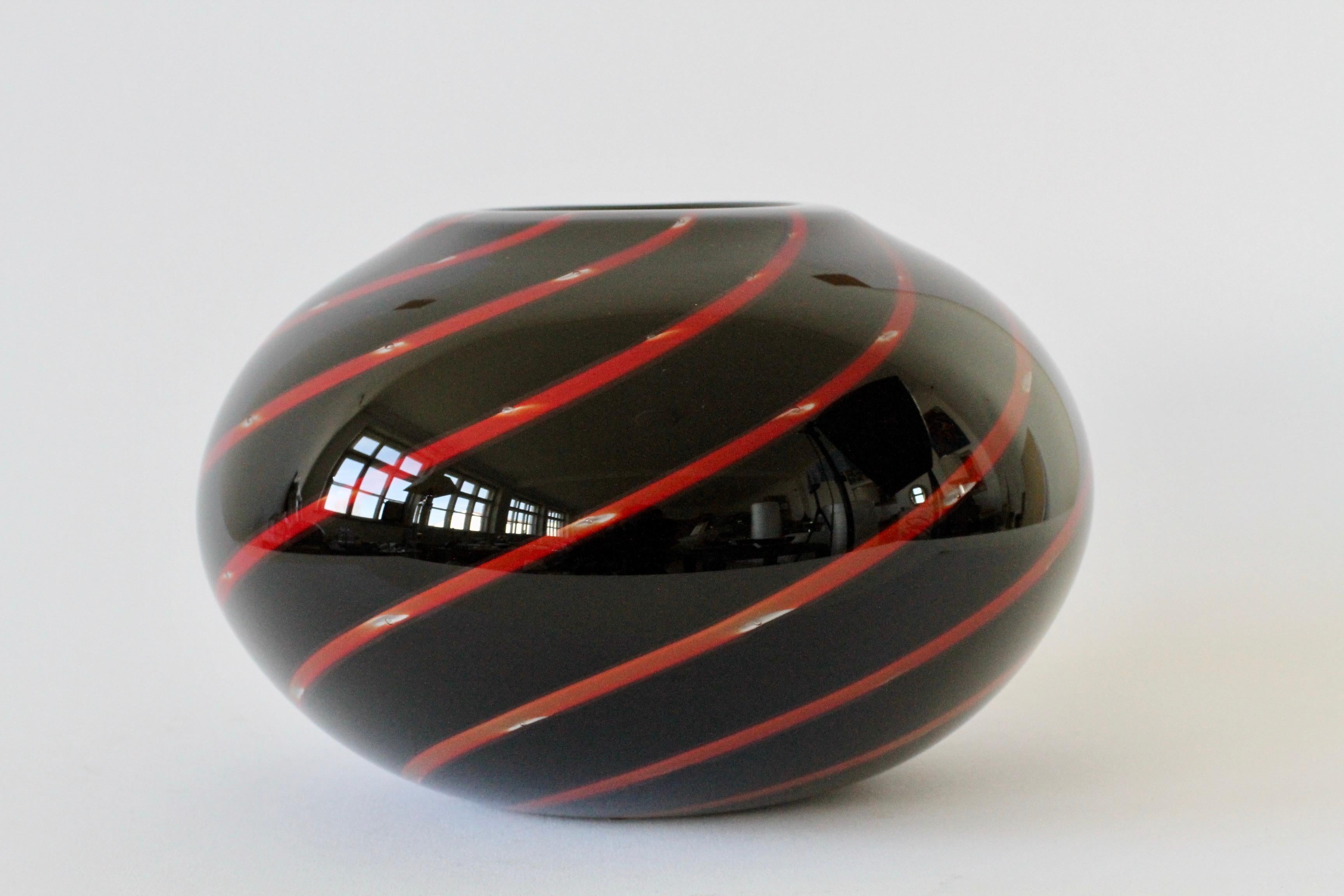 Modern Vintage Gino Cenedese Red and Black Bubble Italian Murano Glass Vase circa 2000s