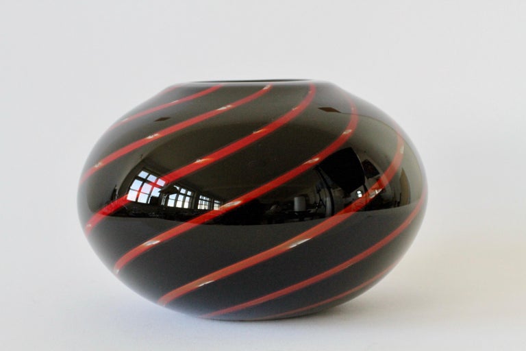 Modern Vintage Gino Cenedese Red and Black Bubble Italian Murano Glass Vase circa 2000s For Sale