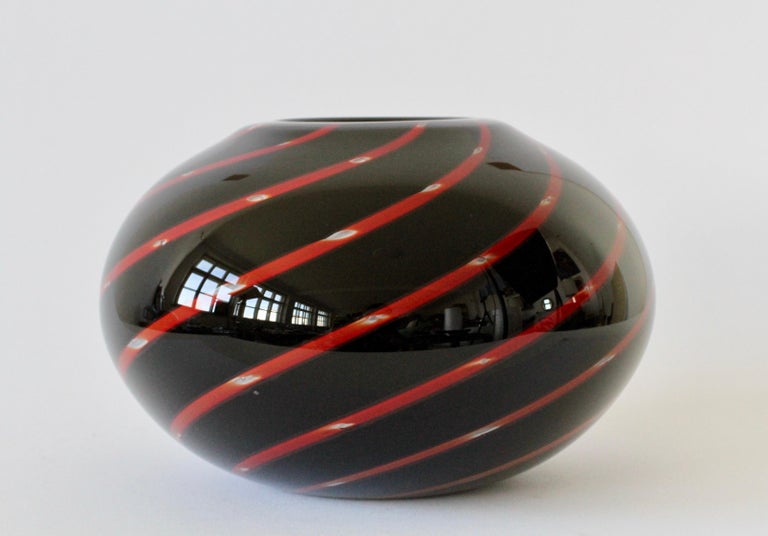 Vintage Gino Cenedese Red and Black Bubble Italian Murano Glass Vase circa 2000s In Excellent Condition For Sale In Landau an der Isar, Bayern