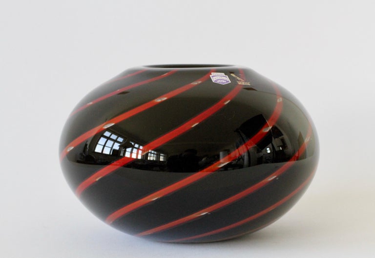 Vintage Gino Cenedese Red and Black Bubble Italian Murano Glass Vase circa 2000s For Sale 1
