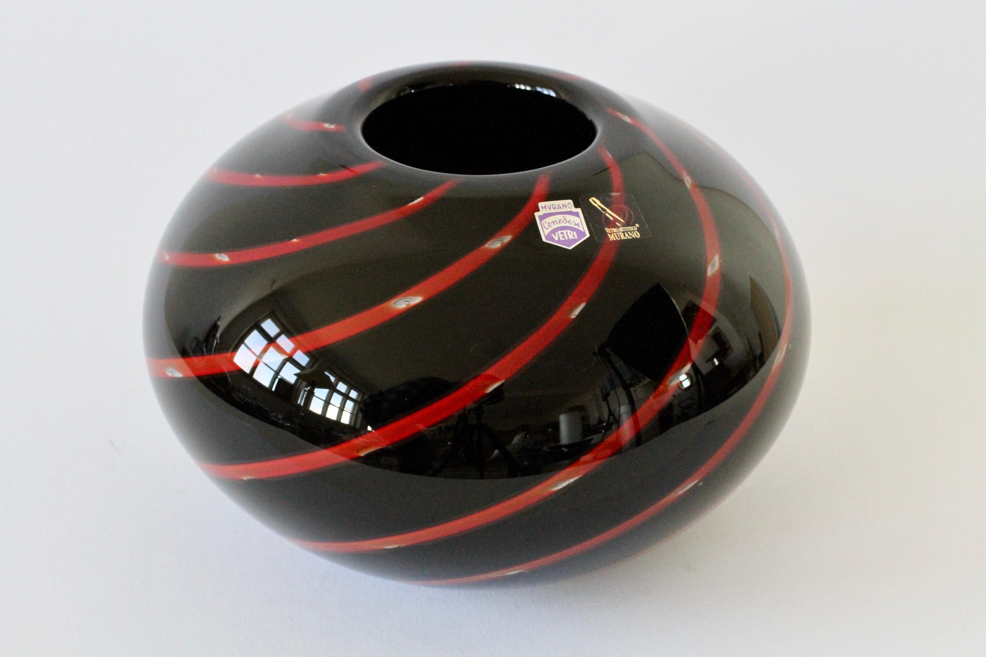 Vintage Gino Cenedese Red and Black Bubble Italian Murano Glass Vase circa 2000s 2