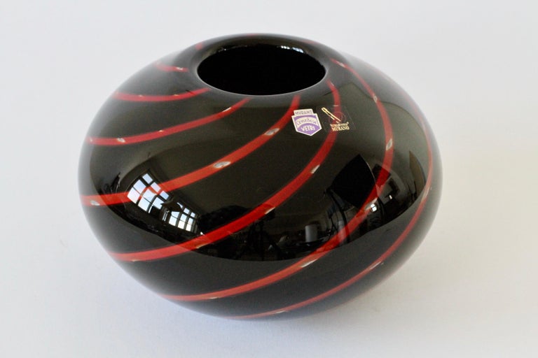 Vintage Gino Cenedese Red and Black Bubble Italian Murano Glass Vase circa 2000s For Sale 2