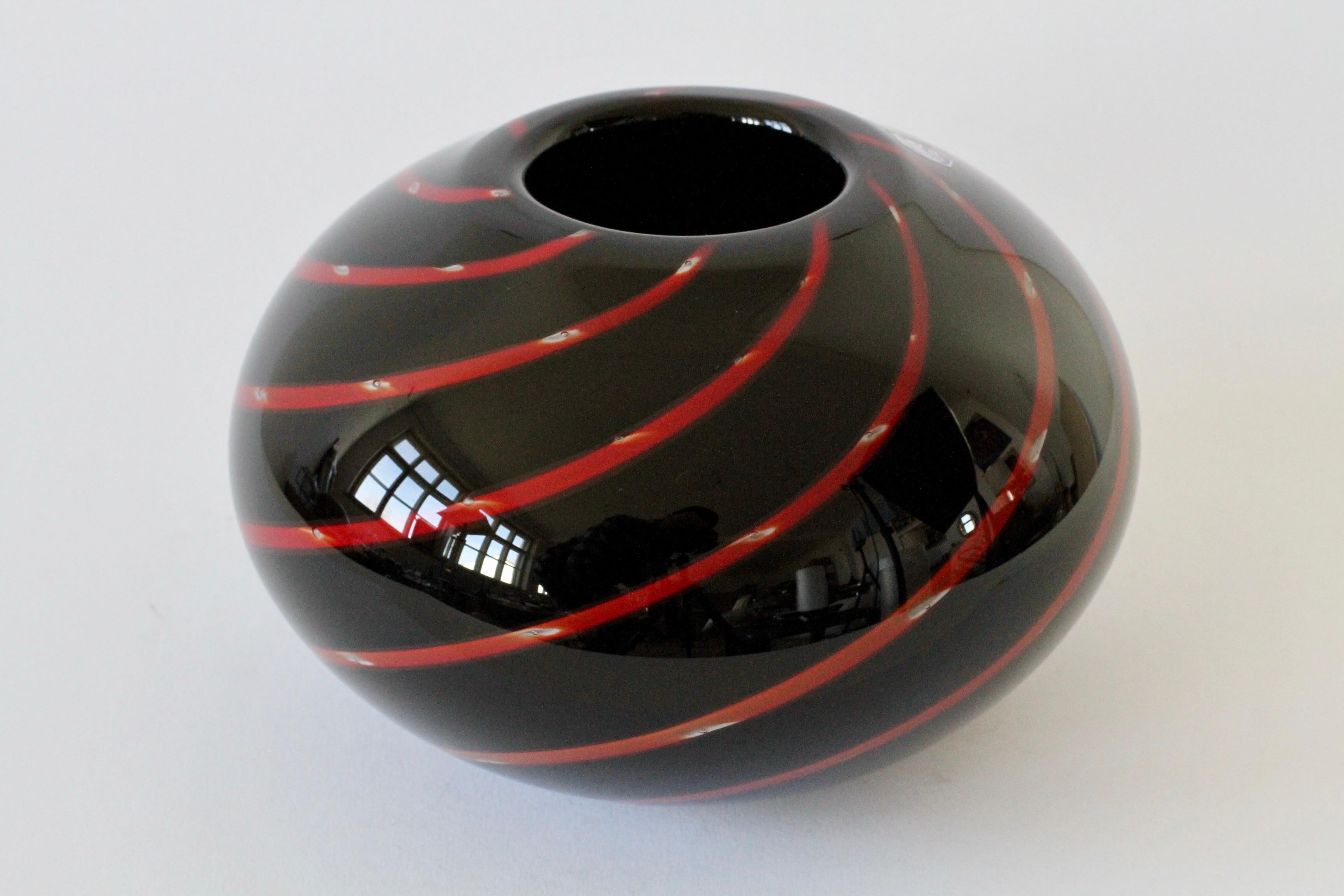 Vintage Gino Cenedese Red and Black Bubble Italian Murano Glass Vase circa 2000s 3