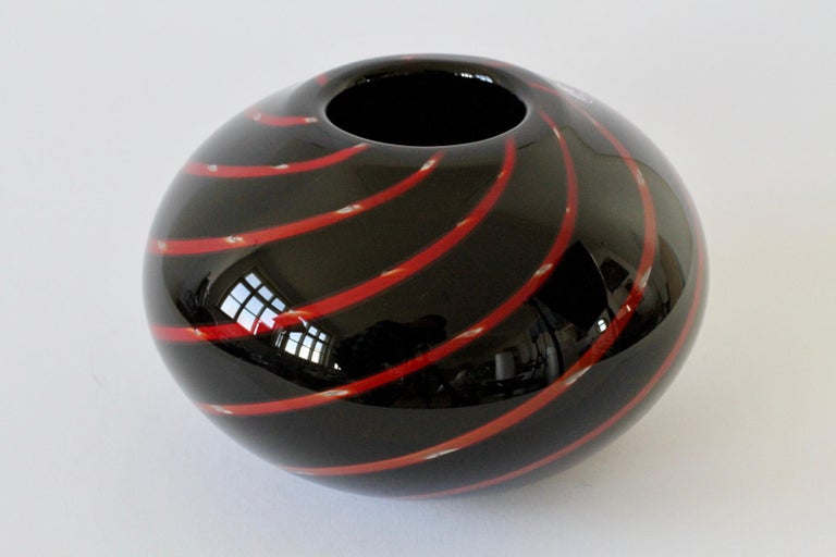 Vintage Gino Cenedese Red and Black Bubble Italian Murano Glass Vase circa 2000s For Sale 3