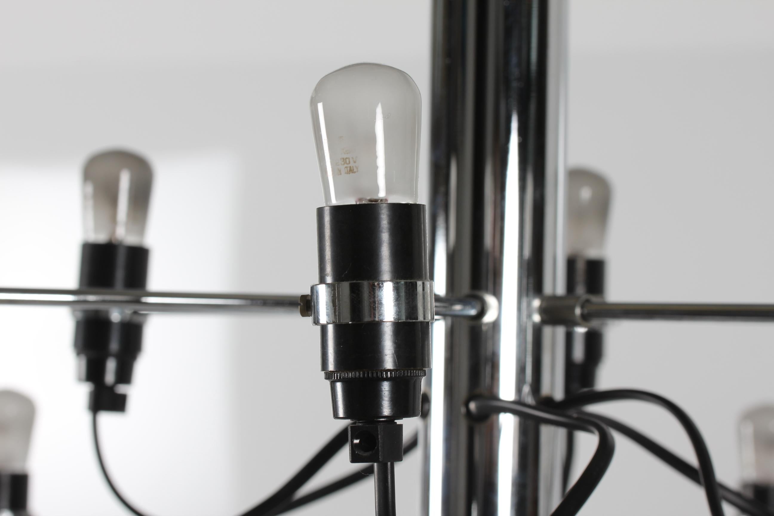 Vintage Gino Sarfatti 30 Armed Chrome Chandelier Model 2097 Made by Flos, 1980s In Good Condition In Aarhus C, DK