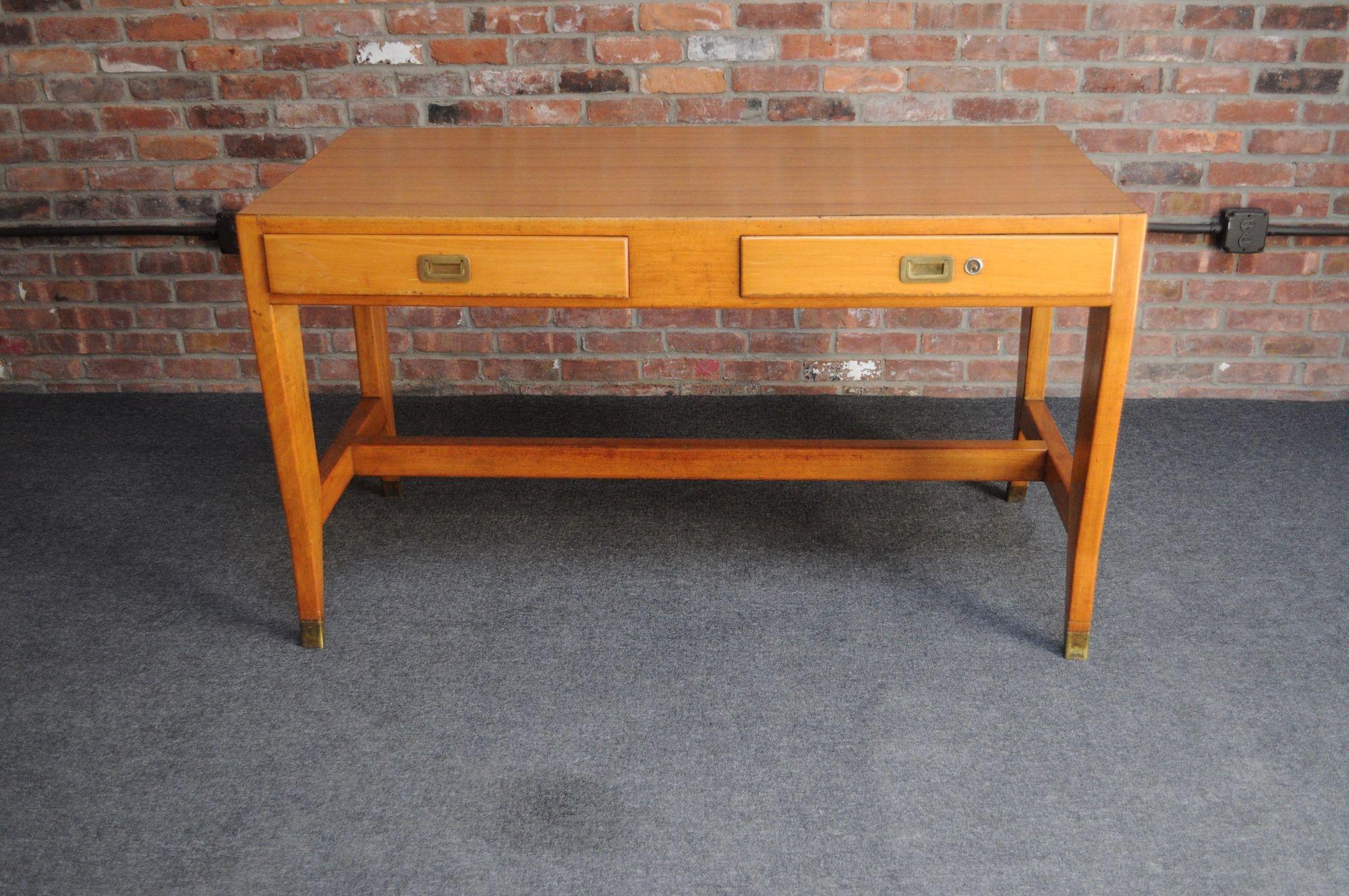Iconic writing table designed in the 1940s by Gio Ponti for Schirolli to furnish BNL (Banca Nazionale del Lavoro) offices across Italy.
This early 1950s model was acquired directly from the Rome Bissolati BNL headquarters (Ponti also used this