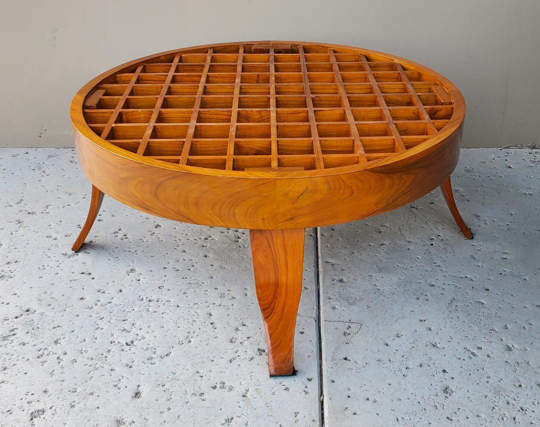 Vintage GIO PONTI Style Grid Pattern Coffee Table With Paddle Legs In Good Condition For Sale In Monrovia, CA