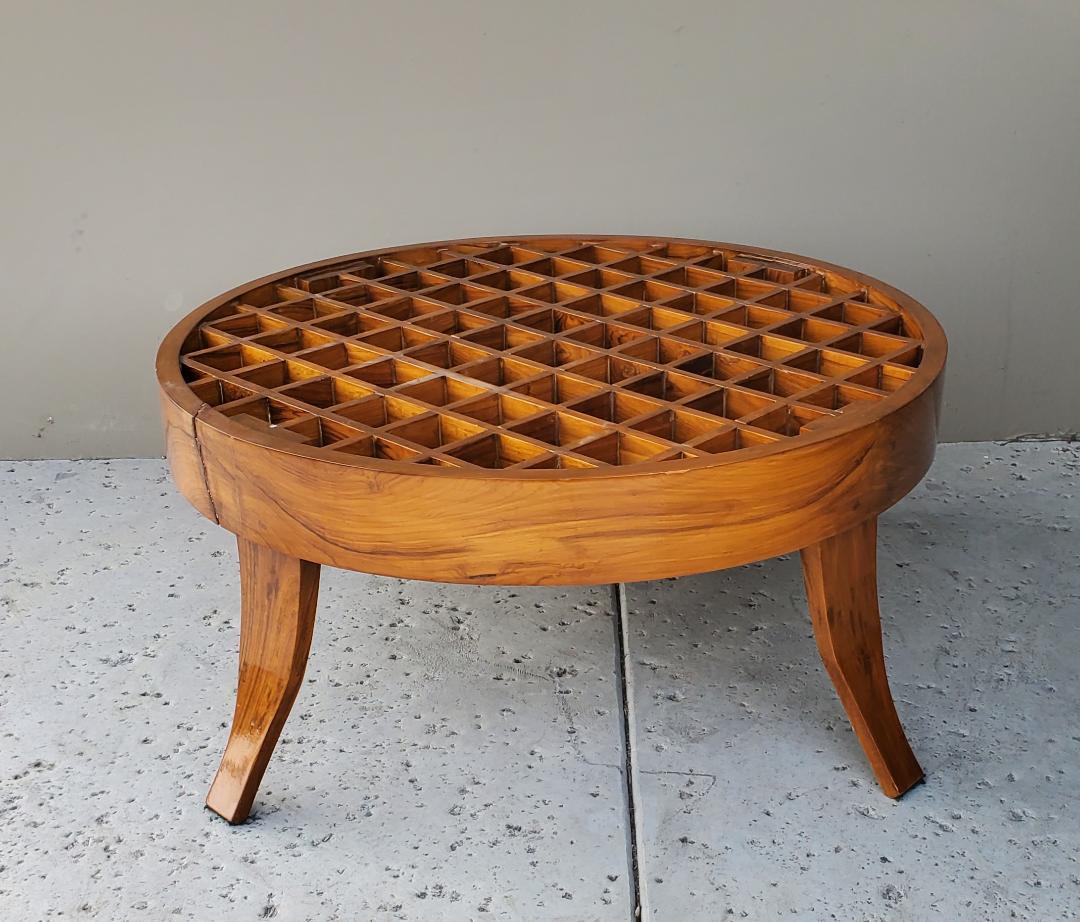 Vintage GIO PONTI Style Lattice Pattern With Paddle Legs Coffee Table In Good Condition For Sale In Monrovia, CA