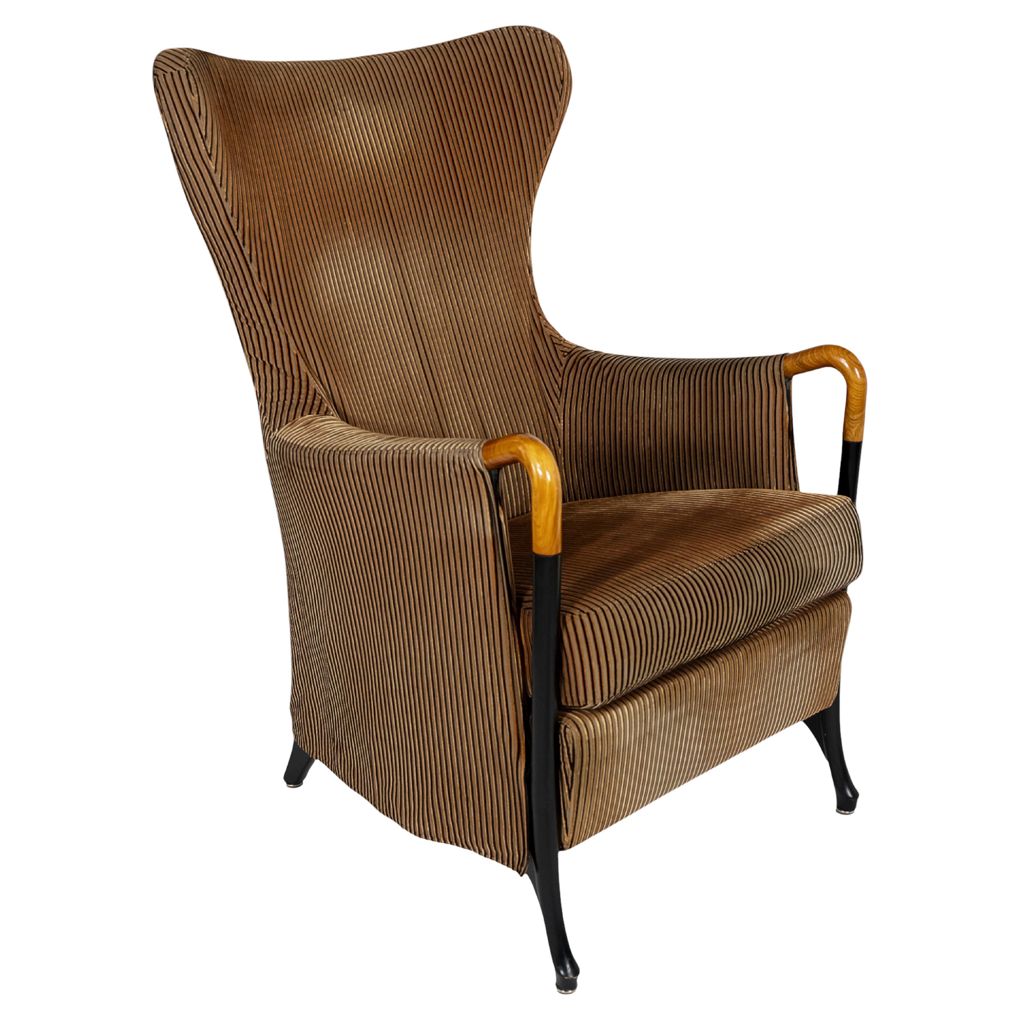 Sillón vintage Progetti, diseñado por Umberto Asnago.
Fecha de fabricación circa 1980's por Giorgetti, Italia.
Marco de madera en color negro e inserciones de madera natural.
En tapicería textil de terciopelo a rayas extraíble original.
Muy buen