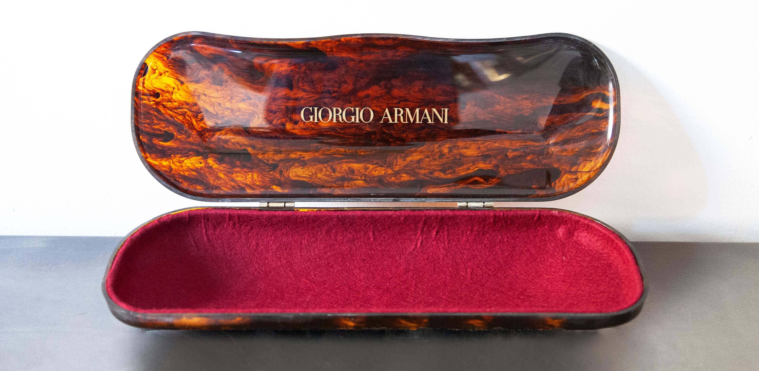 Très grande boîte de table vintage en acrylique Giorgio Armani en motif tigre avec une incrustation en feutre rouge en très bon état vintage.

Mesures : 10 H x 46 B x15 D cm.