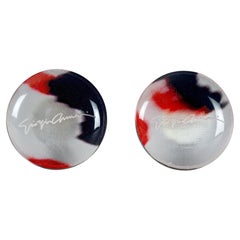 Boucles d'oreilles rondes vintage en acrylique « Lucite » rouge et noir, avec le logo Giorgio Armani