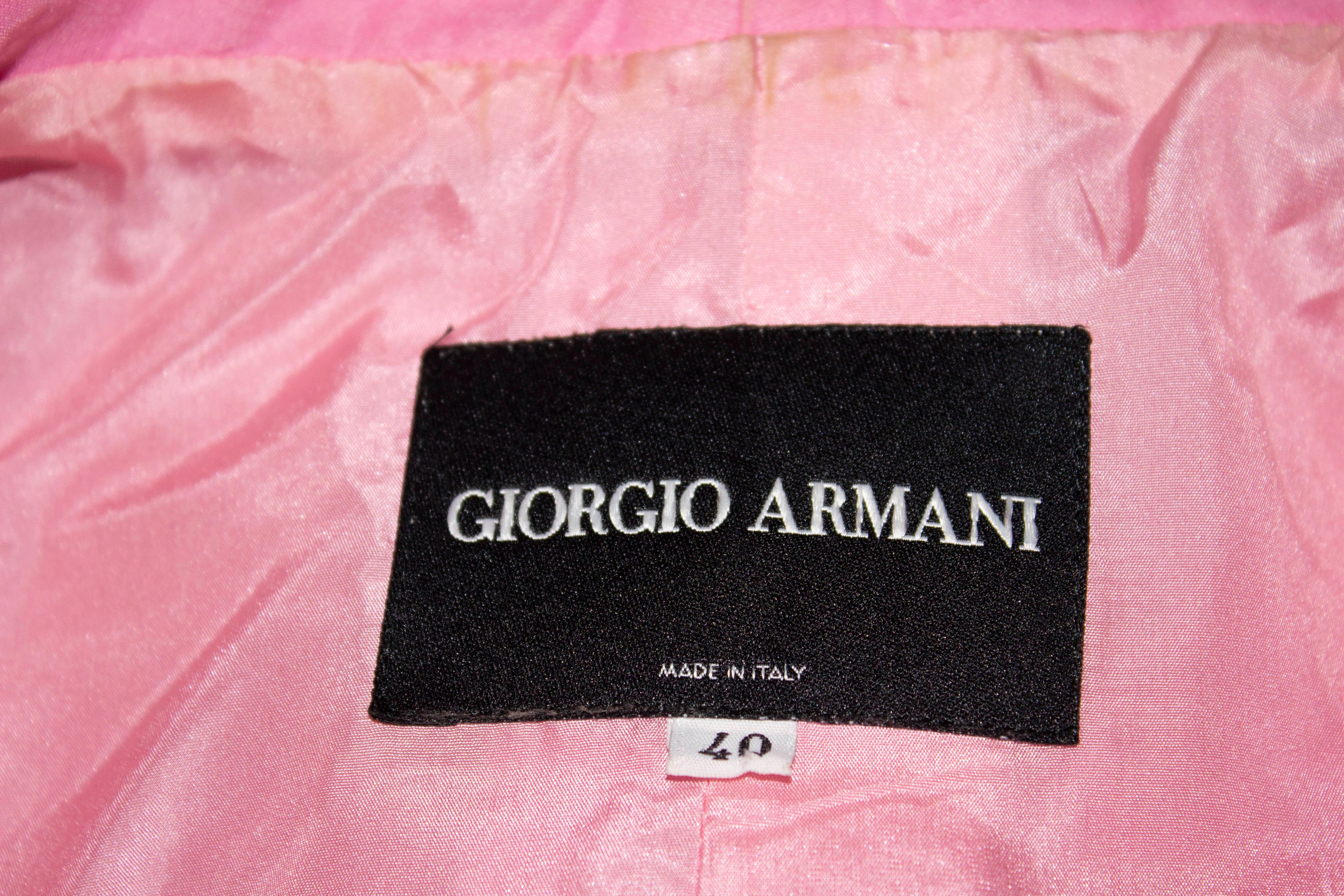 Une jolie veste rose vintage de Giorgio Armani . La veste est un mélange de soie et de lin, avec une fermeture à deux boutons, et une fermeture à trois boutons  est entièrement doublé.