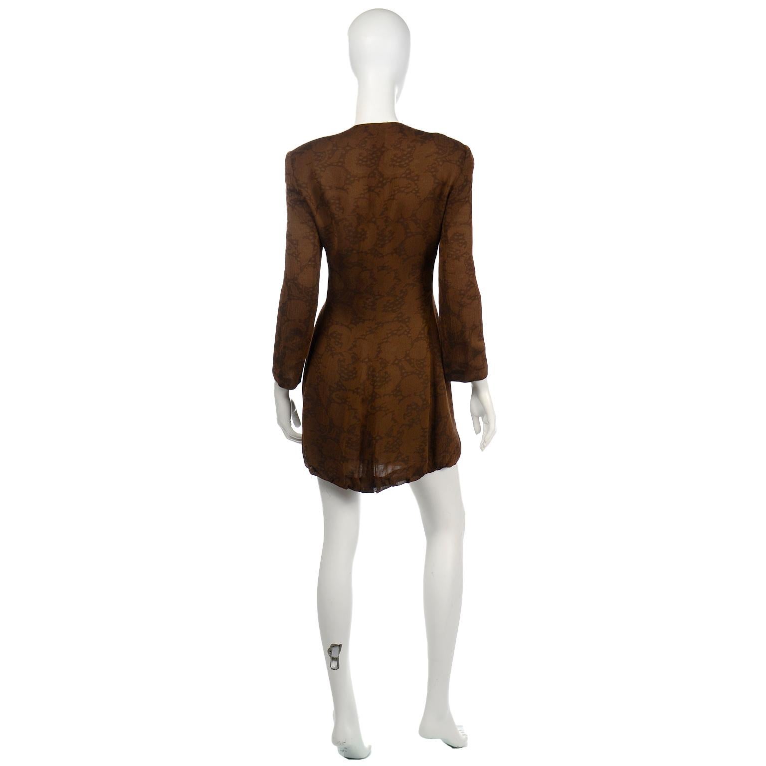 Tailleur jupe et veste vintage Giorgio Armani doublée de soie texturée marron Excellent état - En vente à Portland, OR