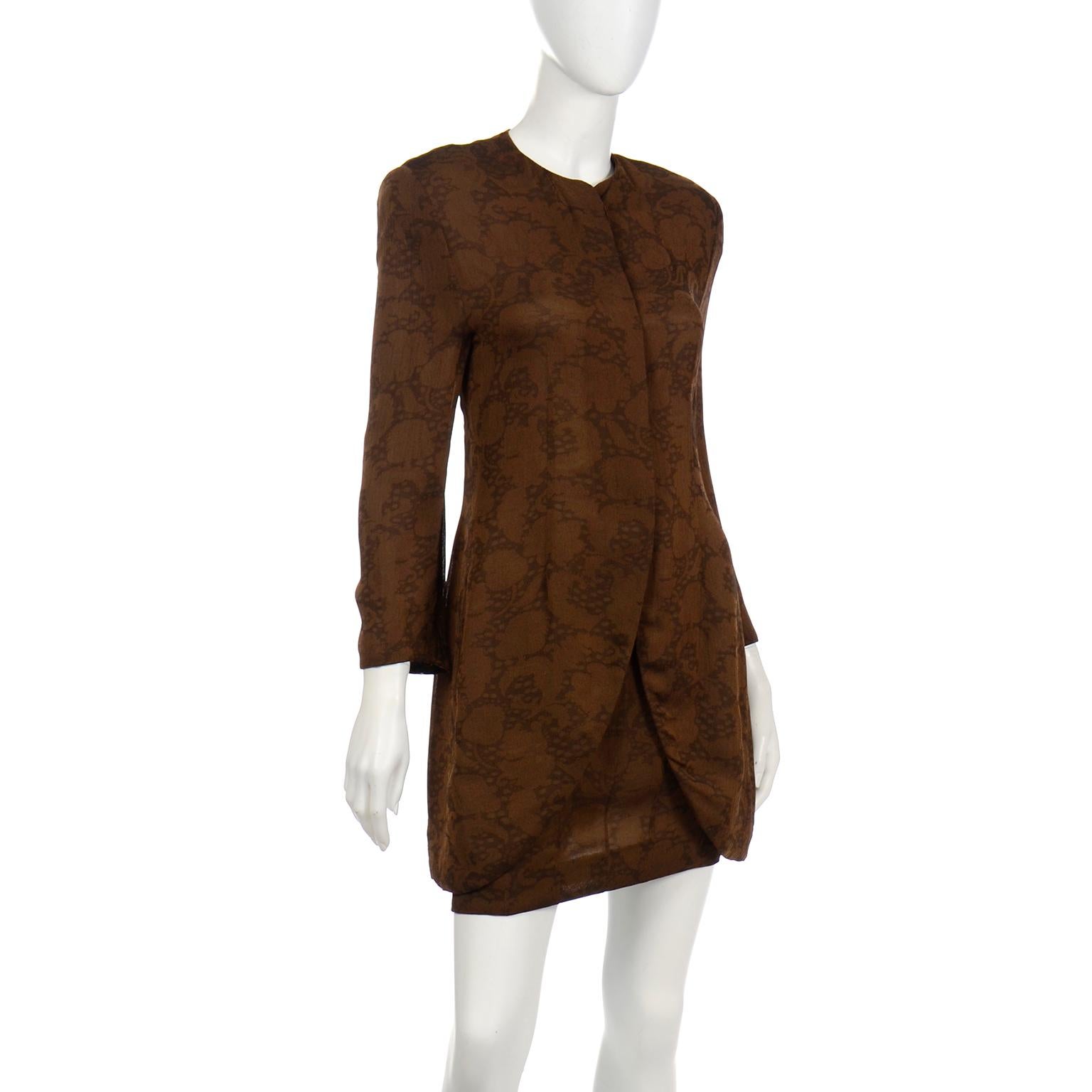 Tailleur jupe et veste vintage Giorgio Armani doublée de soie texturée marron Pour femmes en vente