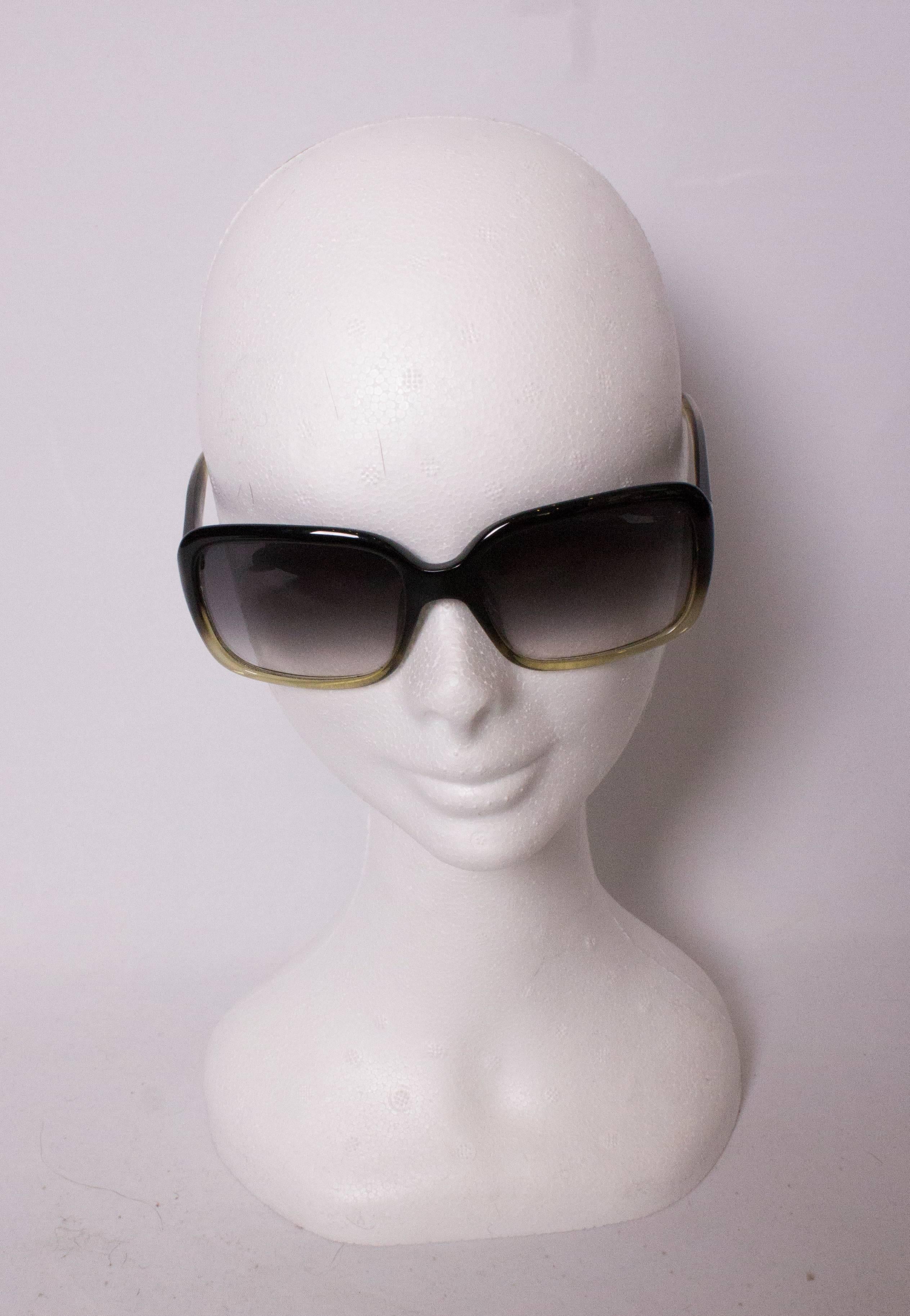 Une paire de lunettes de soleil vintage chic de Giorgio Armani.
