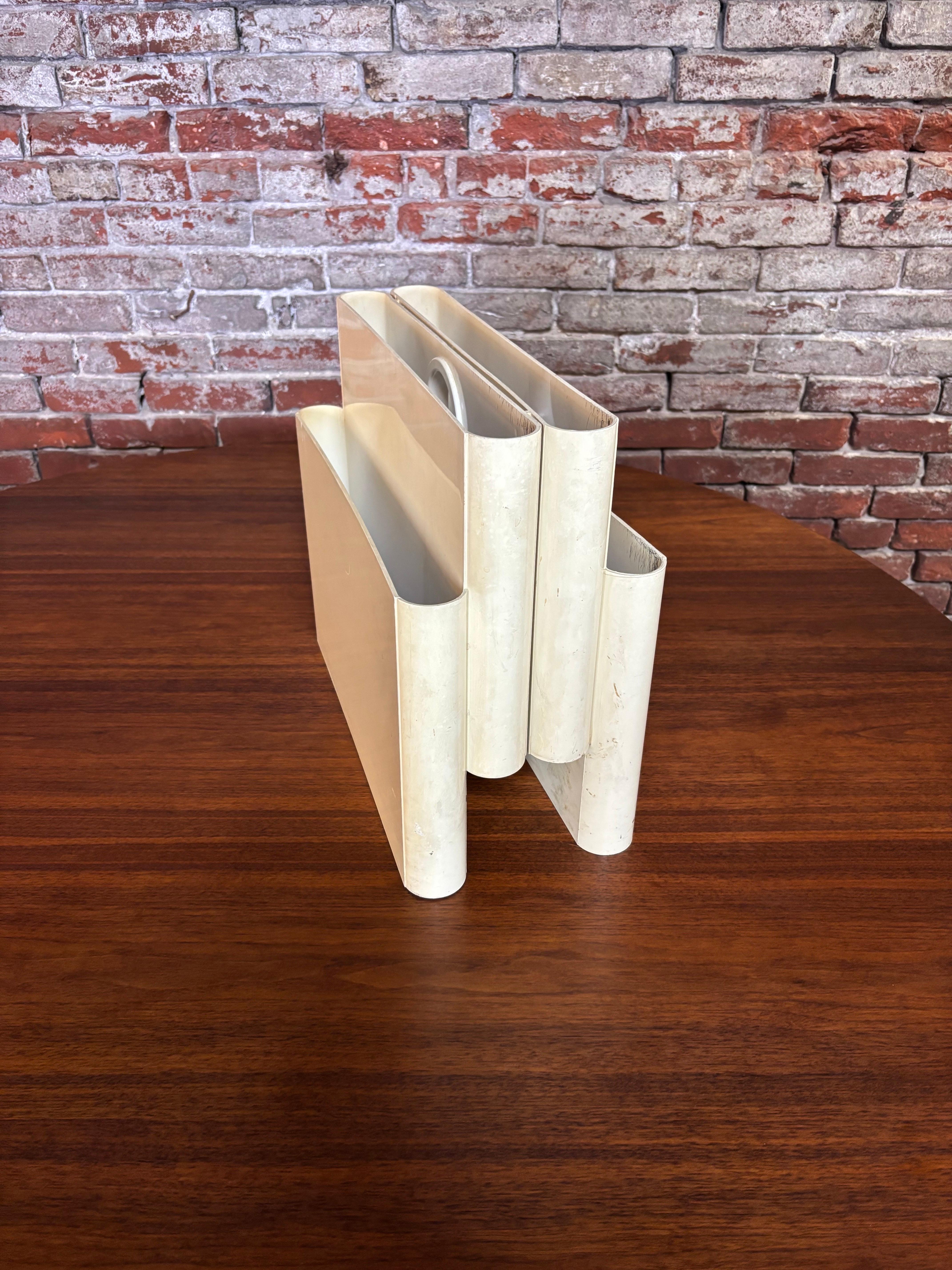 VINTAGE Giotto Stoppino for Kartell Magazine Rack In Good Condition For Sale In Philadelphia, PA