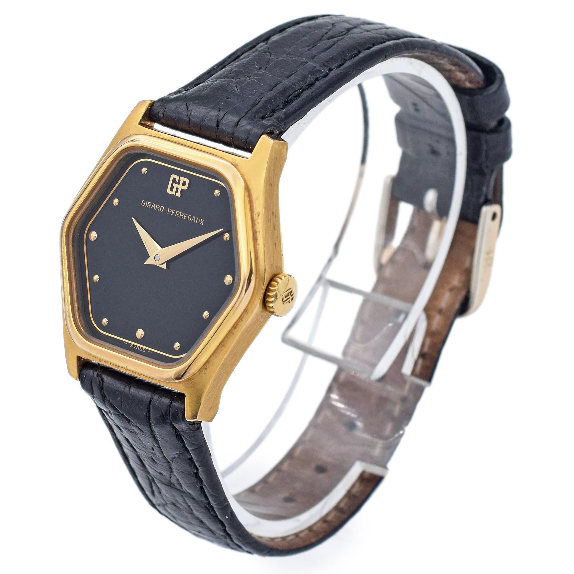 Este elegante reloj Girard Perregaux vintage para mujer está fabricado en lujoso oro amarillo de 18 quilates y funciona con un movimiento mecánico clásico de cuerda manual. Conocido por su diseño refinado y su precisión suiza, este reloj encarna la