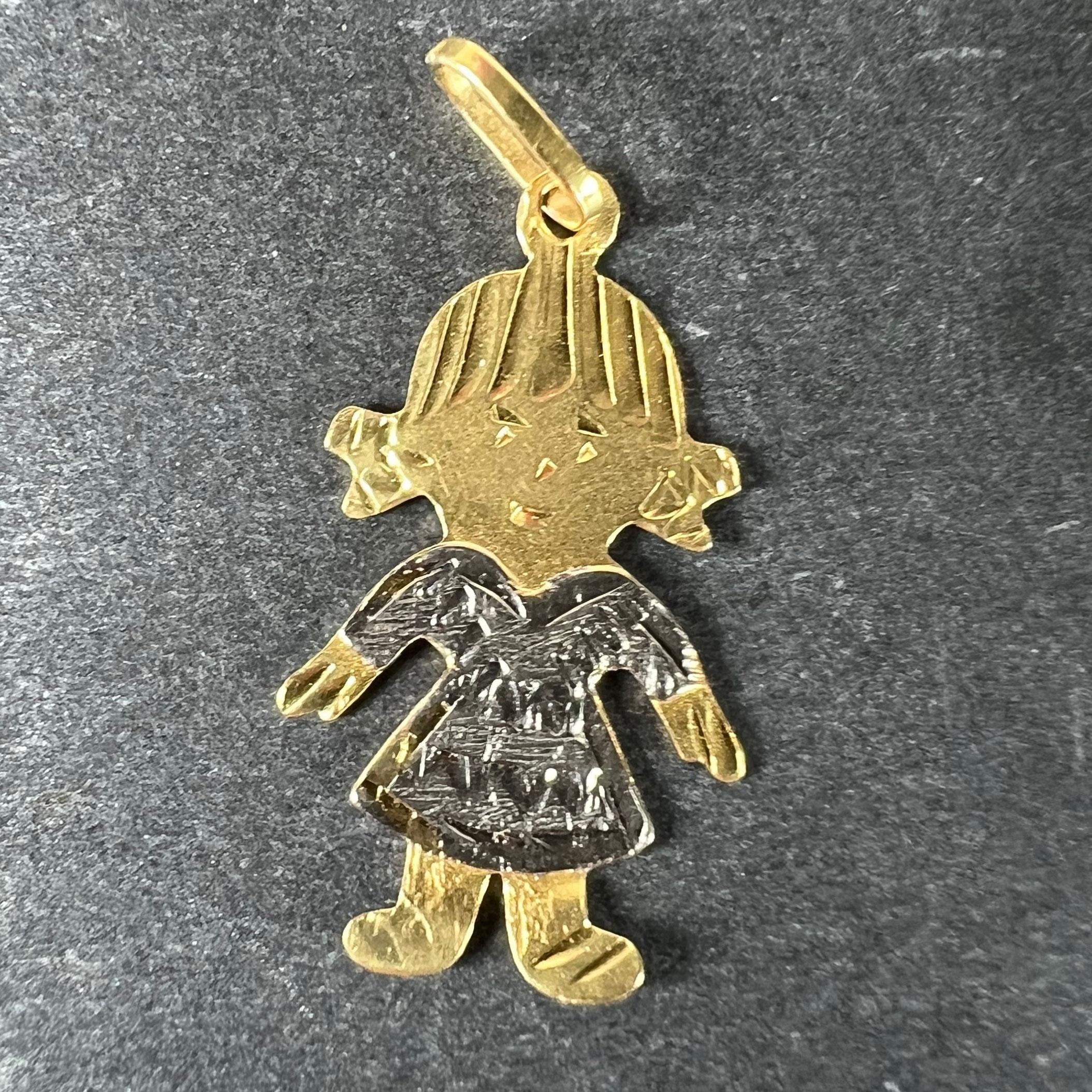 Ciondolo charme vintage in oro giallo 18 carati (18K) disegnato come una bambola o una ragazza che indossa un abito in oro bianco. Marcato 750 per l'oro a 18 carati.

Dimensioni: 1,6 x 1,3 x 0,1 cm (escluso l'anello di sospensione)
Peso: 0,72