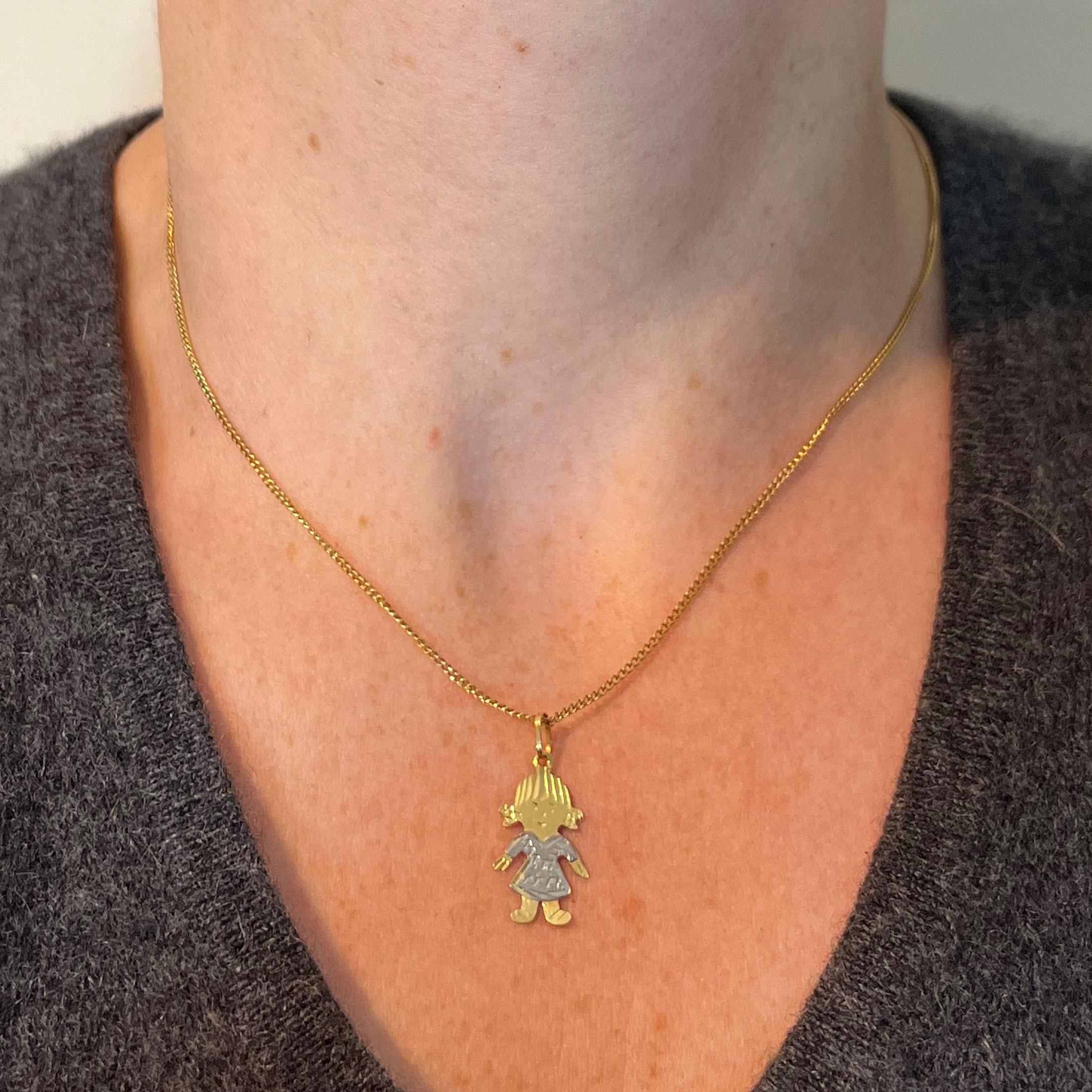 Donna Ciondolo a forma di bambola d'epoca in oro giallo bianco 18K in vendita
