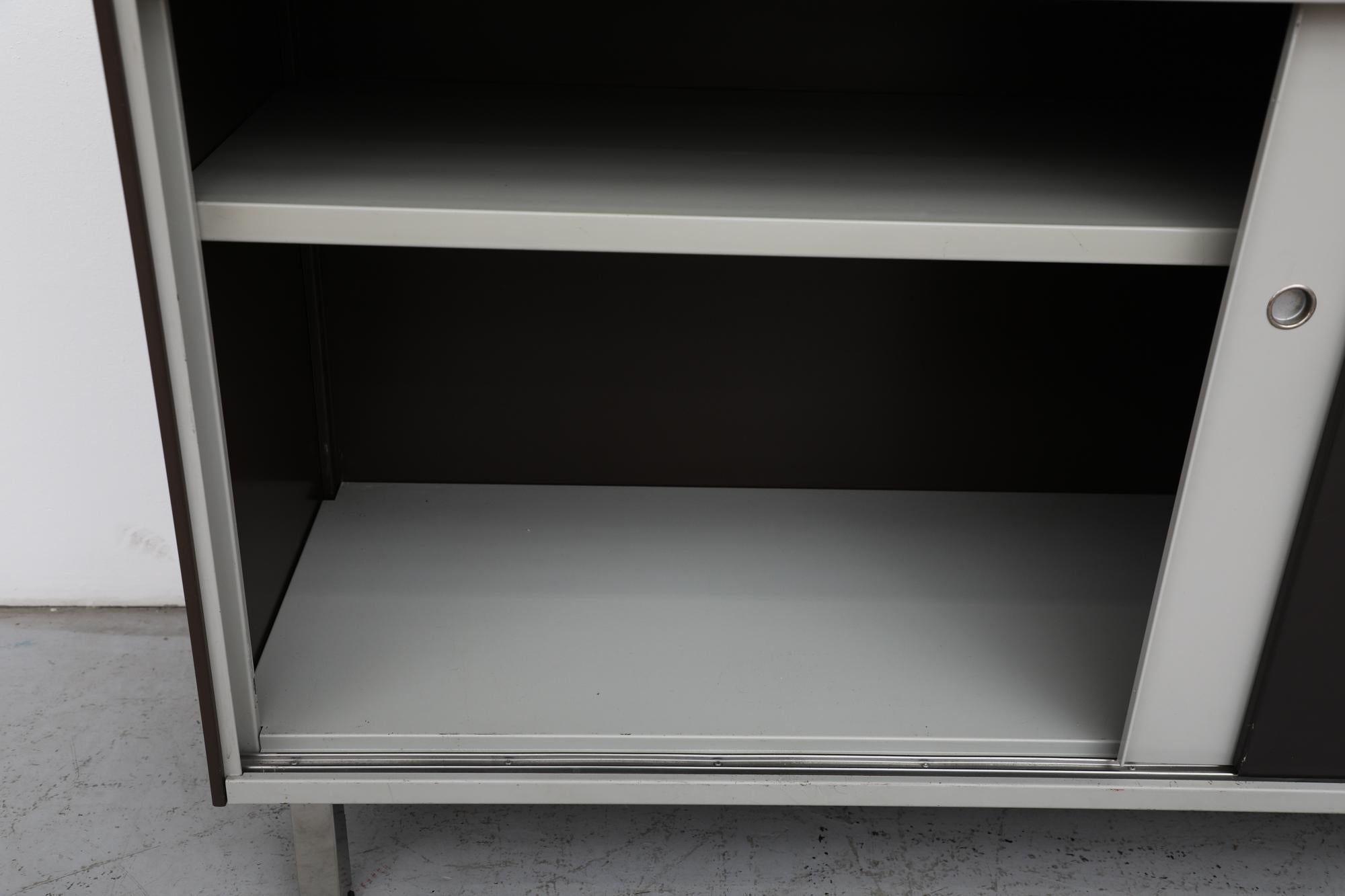 Armoire industrielle vintage Gispen noir et gris clair avec Lights chromés en vente 3