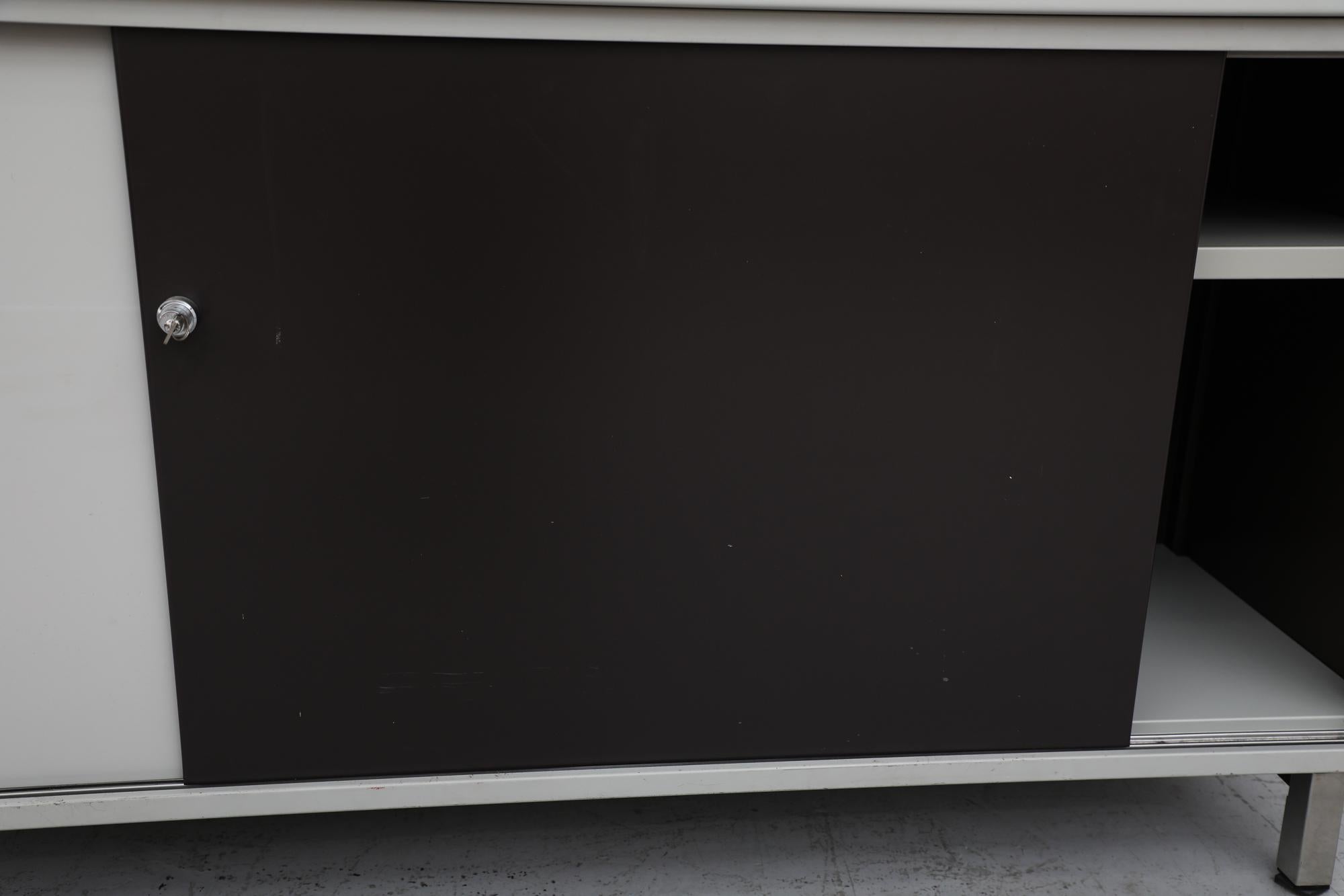 Armoire industrielle vintage Gispen noir et gris clair avec Lights chromés en vente 9
