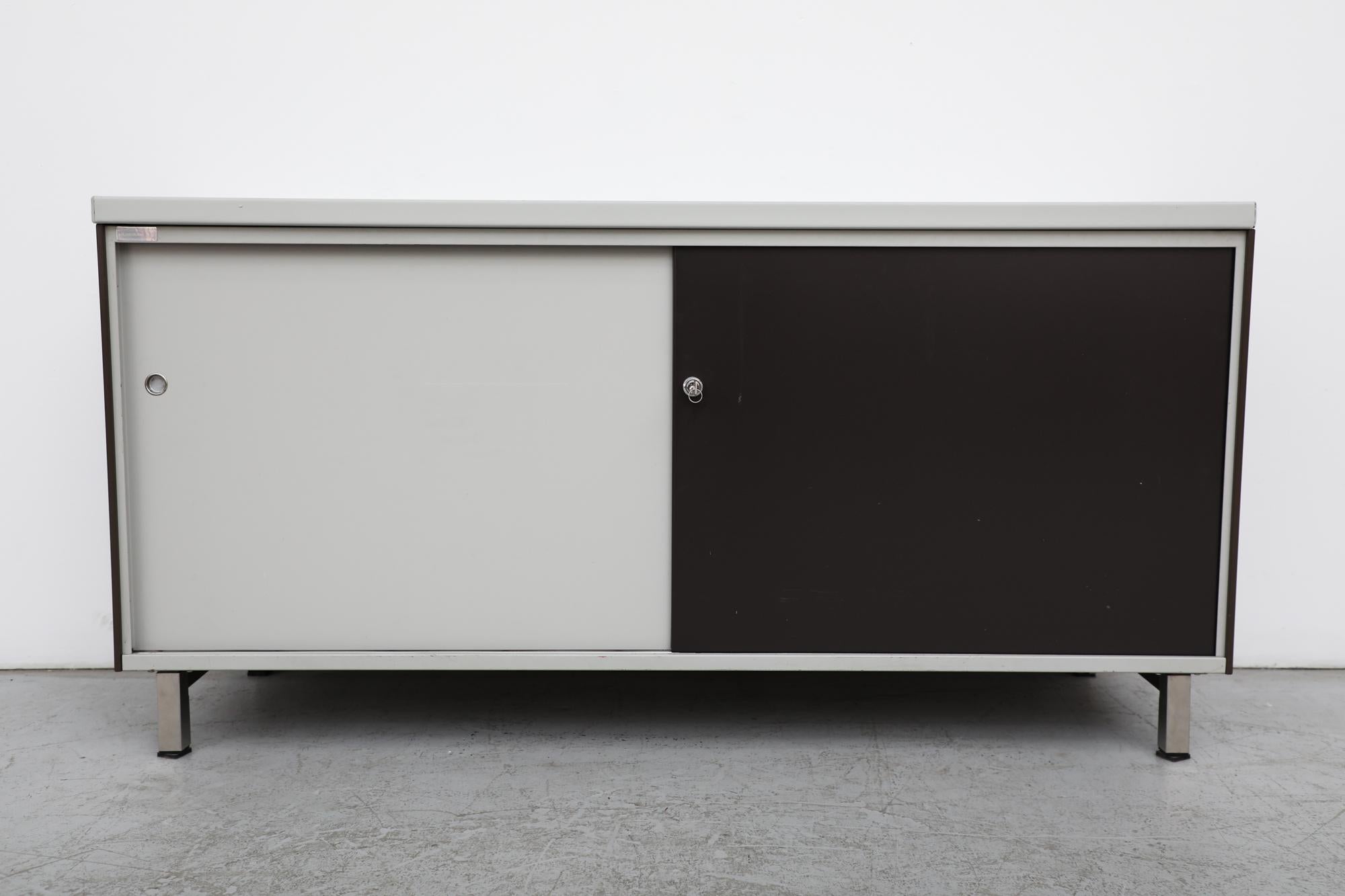 Armoire industrielle vintage Gispen noir et gris clair avec Lights chromés en vente 10