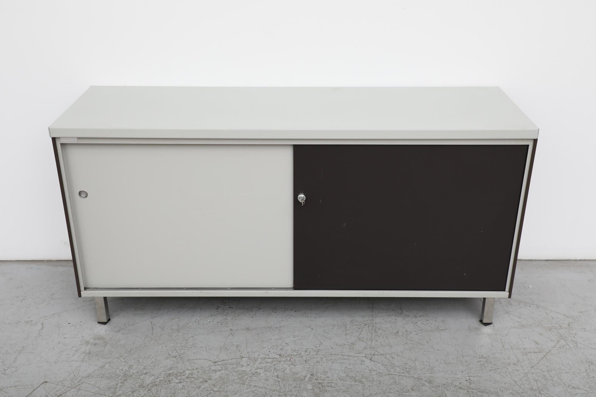 Émaillé Armoire industrielle vintage Gispen noir et gris clair avec Lights chromés en vente
